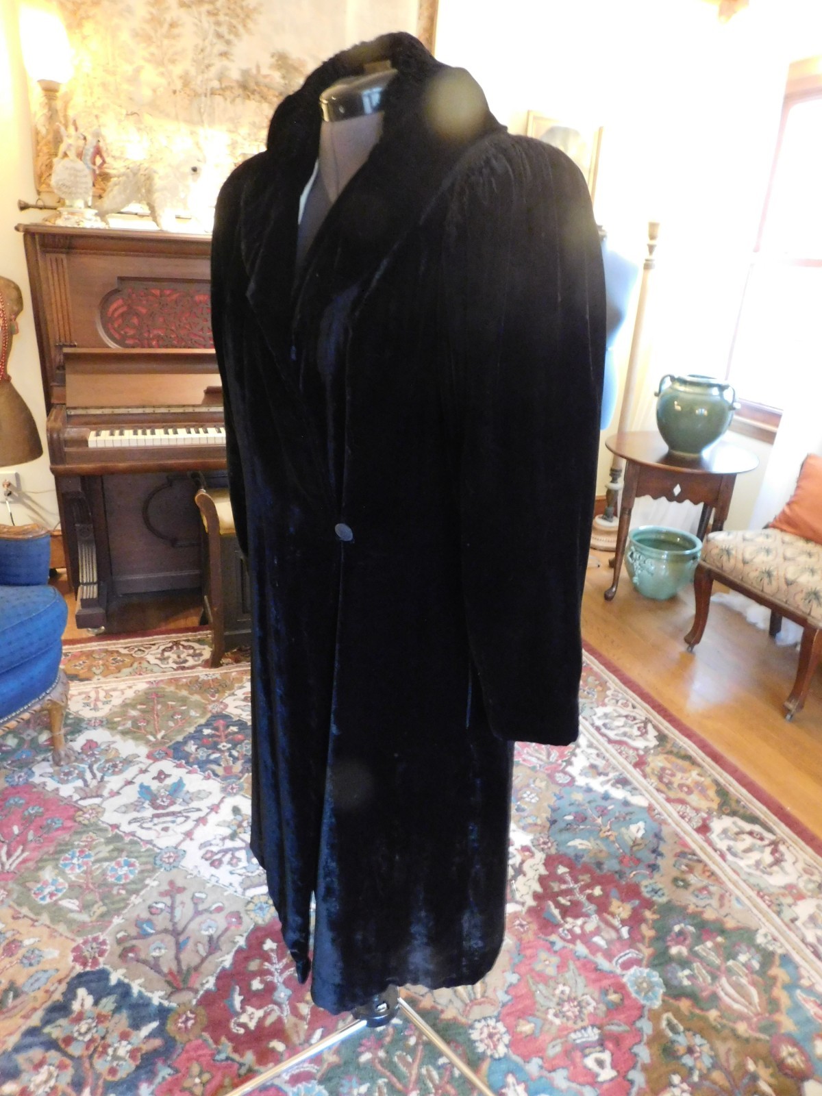 VINTAGE LADIES BLACK VELVET 30’S OPERA COAT S M-L