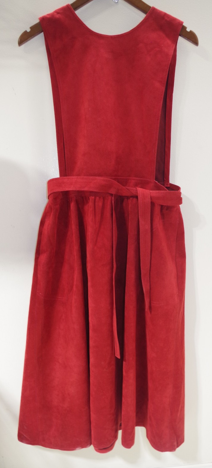 P RARE! Vera Maxwell of Skinner HOSTESS DRESS Red 10 Ultra Suede Pinafore Wrap