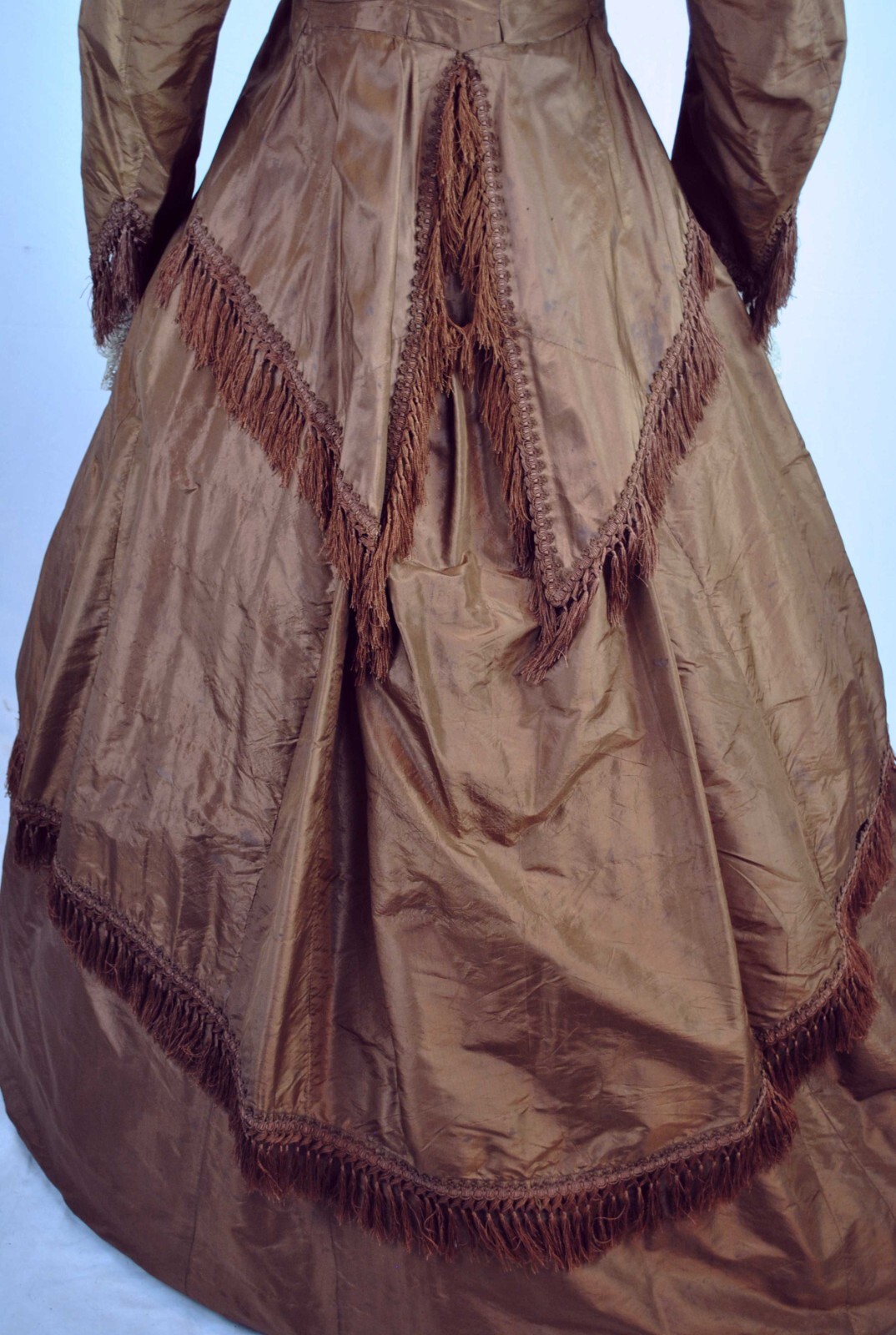 VICTORIAN COPPER COLORED SILK TAFFETA DAY DRESS, c1850s