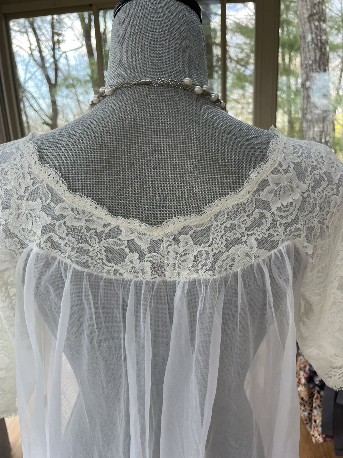 Vintage LISETTE ivory Lace & Chiffon Peignoir robe Medium buttons