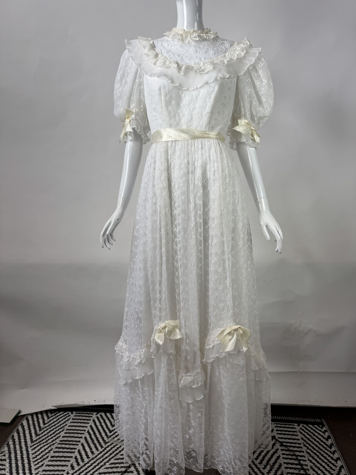 Vintage 70s White Lace Wedding Dress Size 8 With Satin Ribbons & Ruffled Necklin