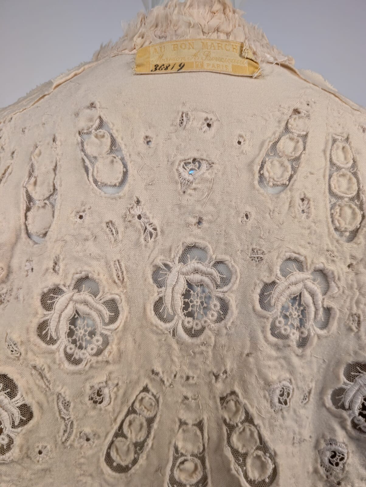 AU BON MARCHE EDWARDIAN BLONDE CASHMERE COAT W DENSE FLORAL LACE INSERTION