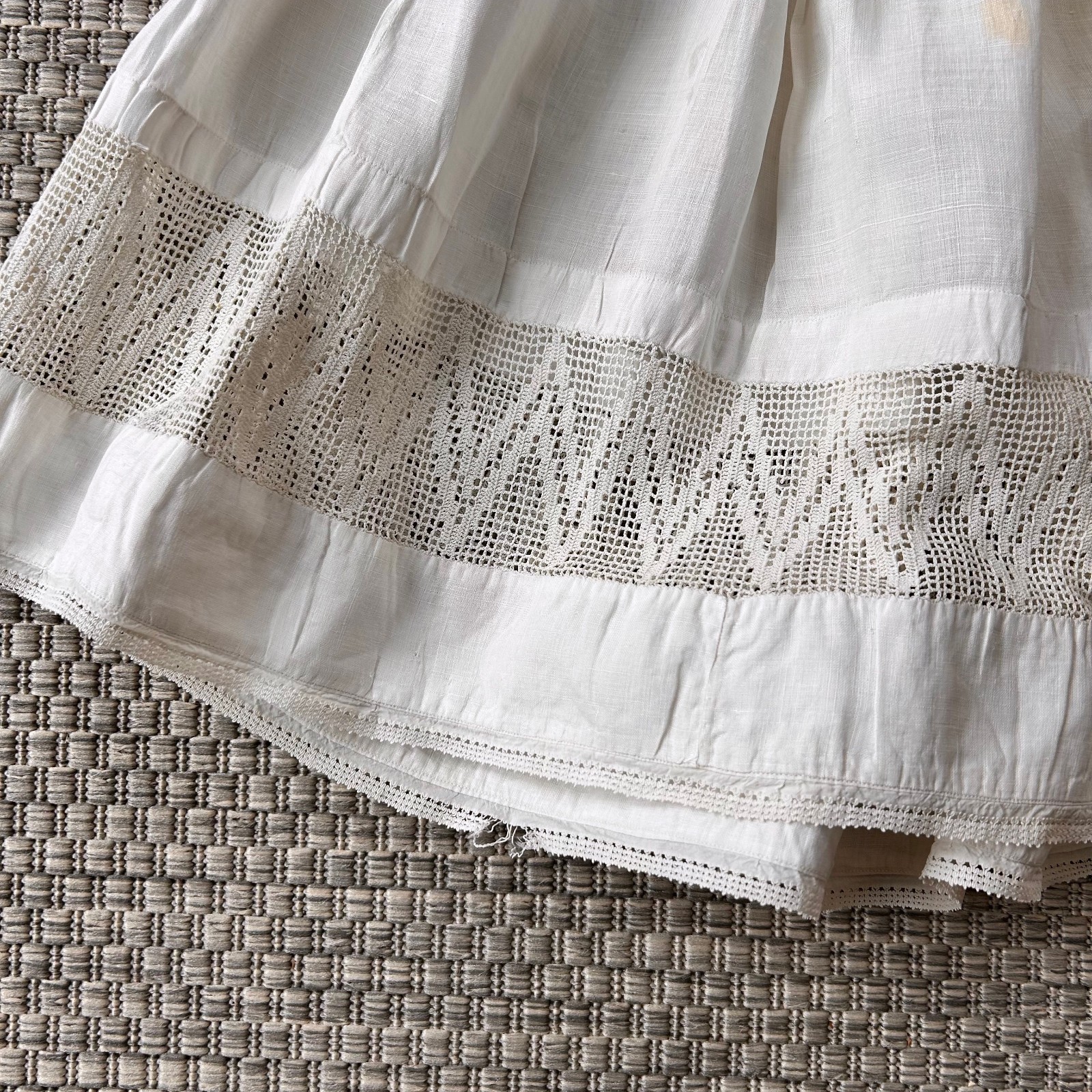 Antique 1890s 1900s Edwardian Girls Linen Dress Crochet Lace Trim 25 Bust