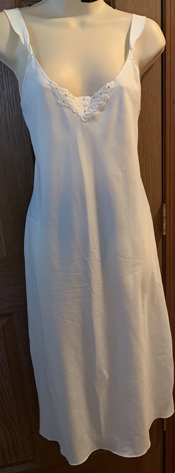Vintage Vanity Fair Slip Women’s Long Nightgown Size 34″ 32″/40 White