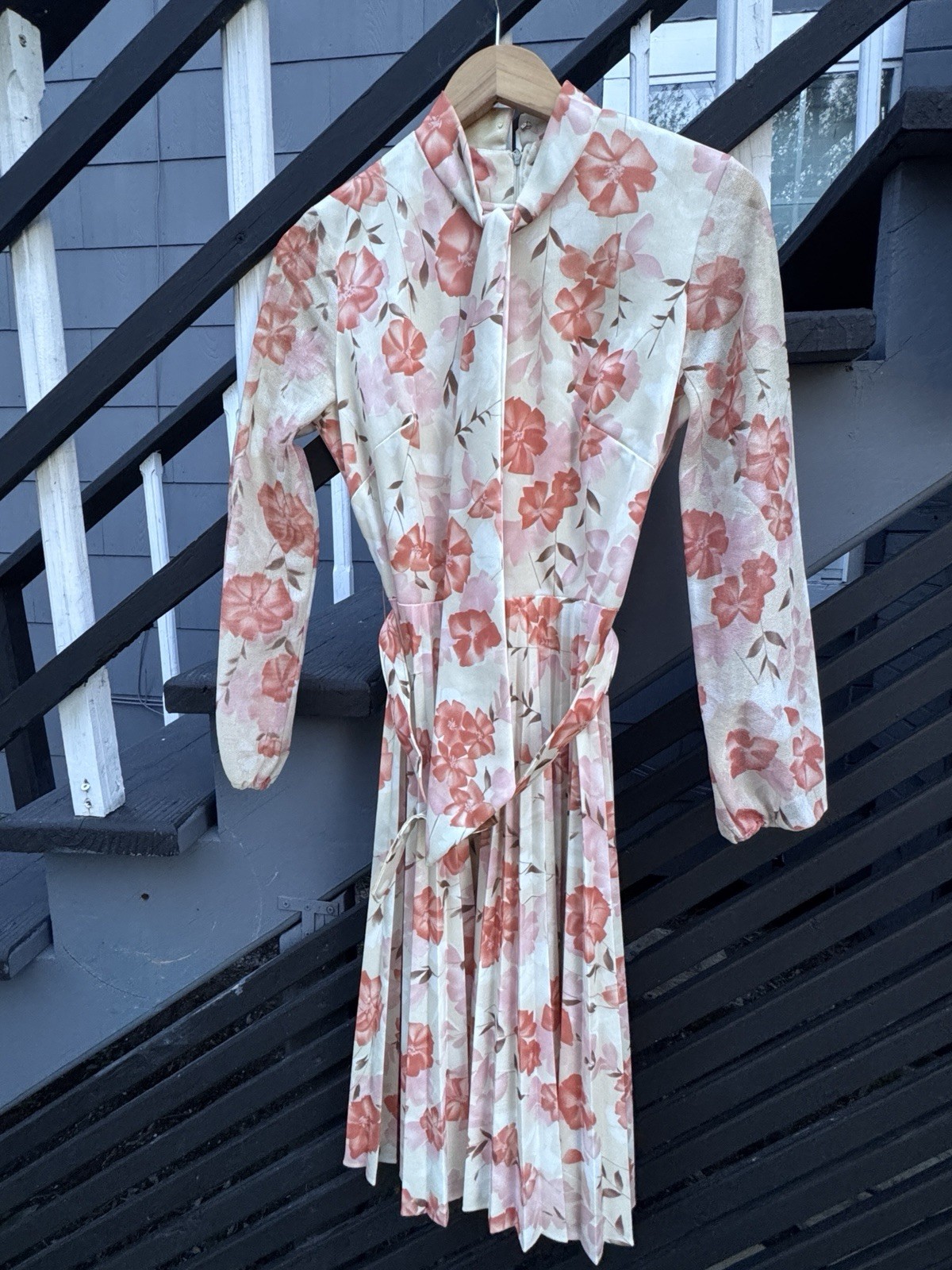1970s Floral Pink And White Long Sleeve Dress With Belt Size Small pleated skrt