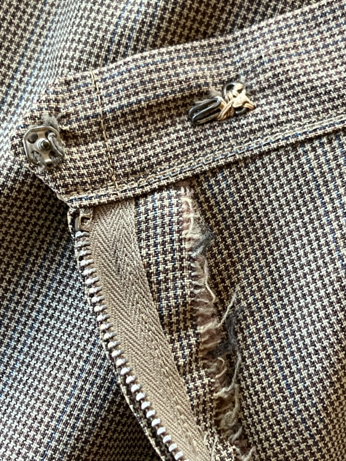 1940s bespoke tailor made ladies wool houndstooth suit with cast glass buttons