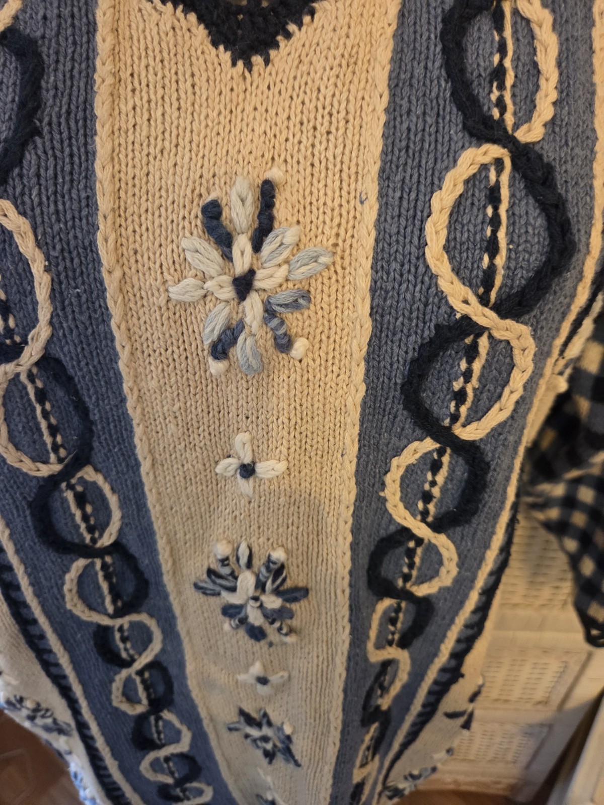 Womens Pullover Embroidered Vintage Scalloped Blue Ivory Sz Med Timeless