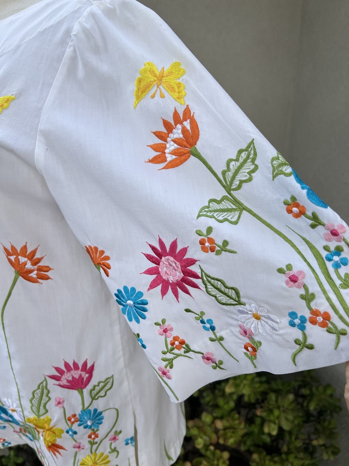 Vtg Boho Top Chuchi embroidered Colorful floral white Size Small
