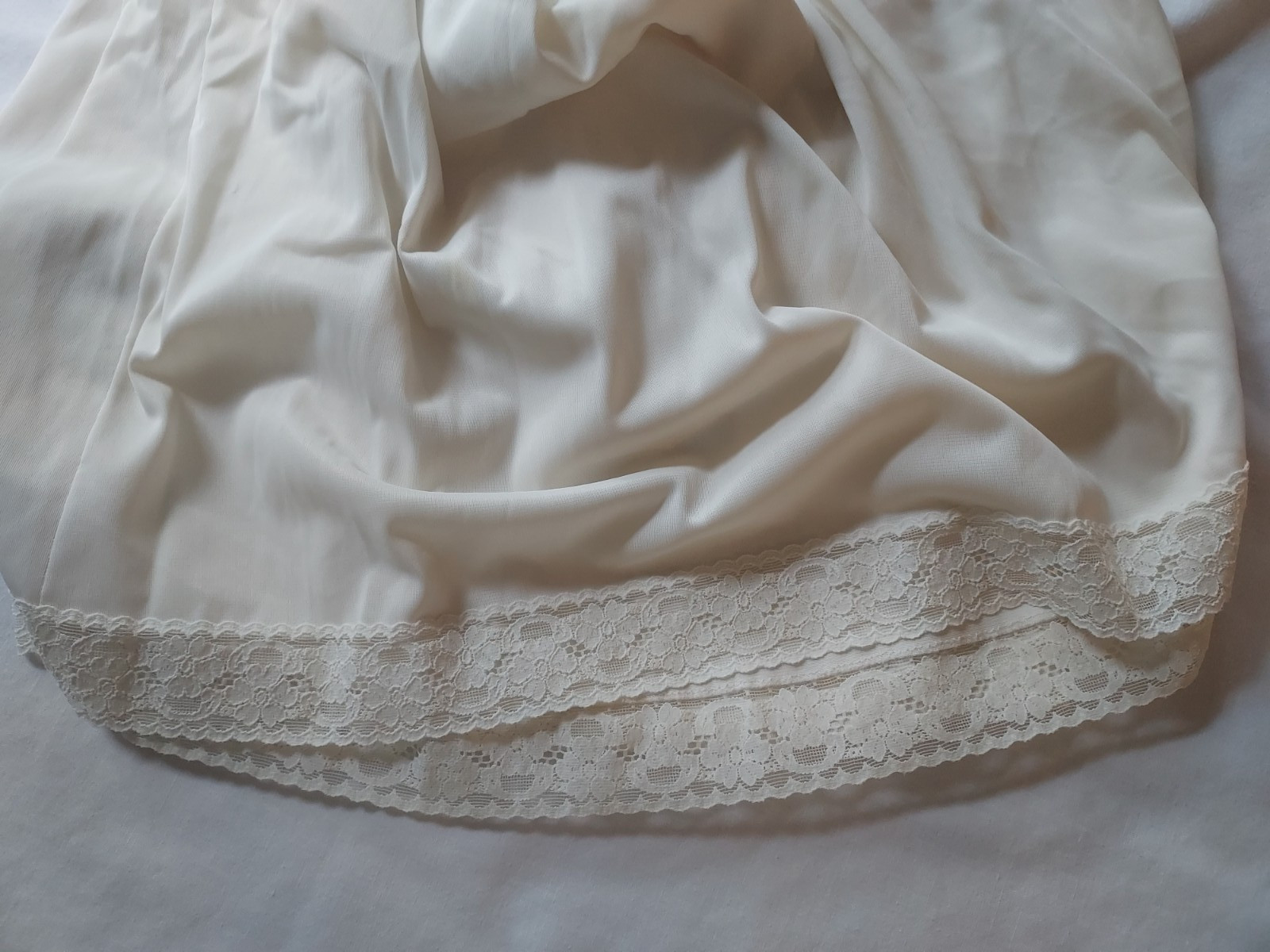 Vintage Vanity Fair Lace Trimmed Full Slip Ivory Sz 38/28” Nylon Lingerie