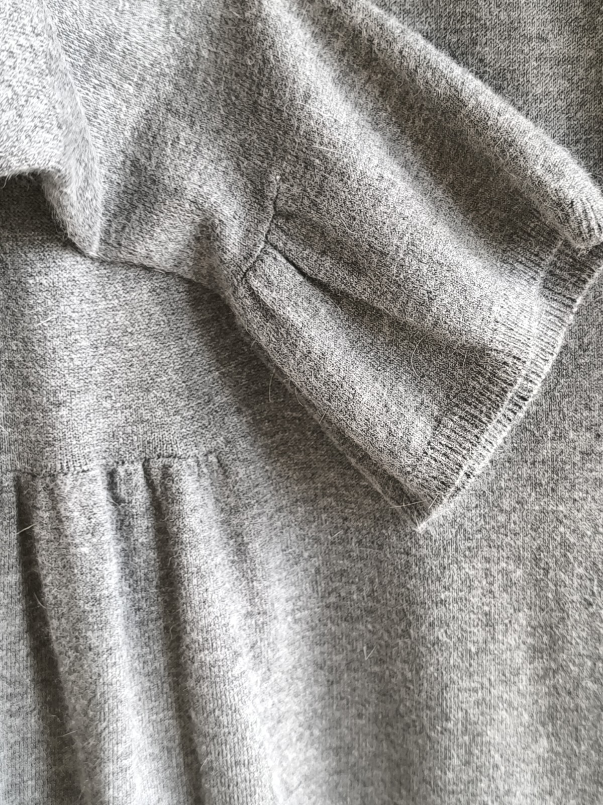Beautiful vintage women’s grey Louise Orop cashmere, new wool, angora cardigan