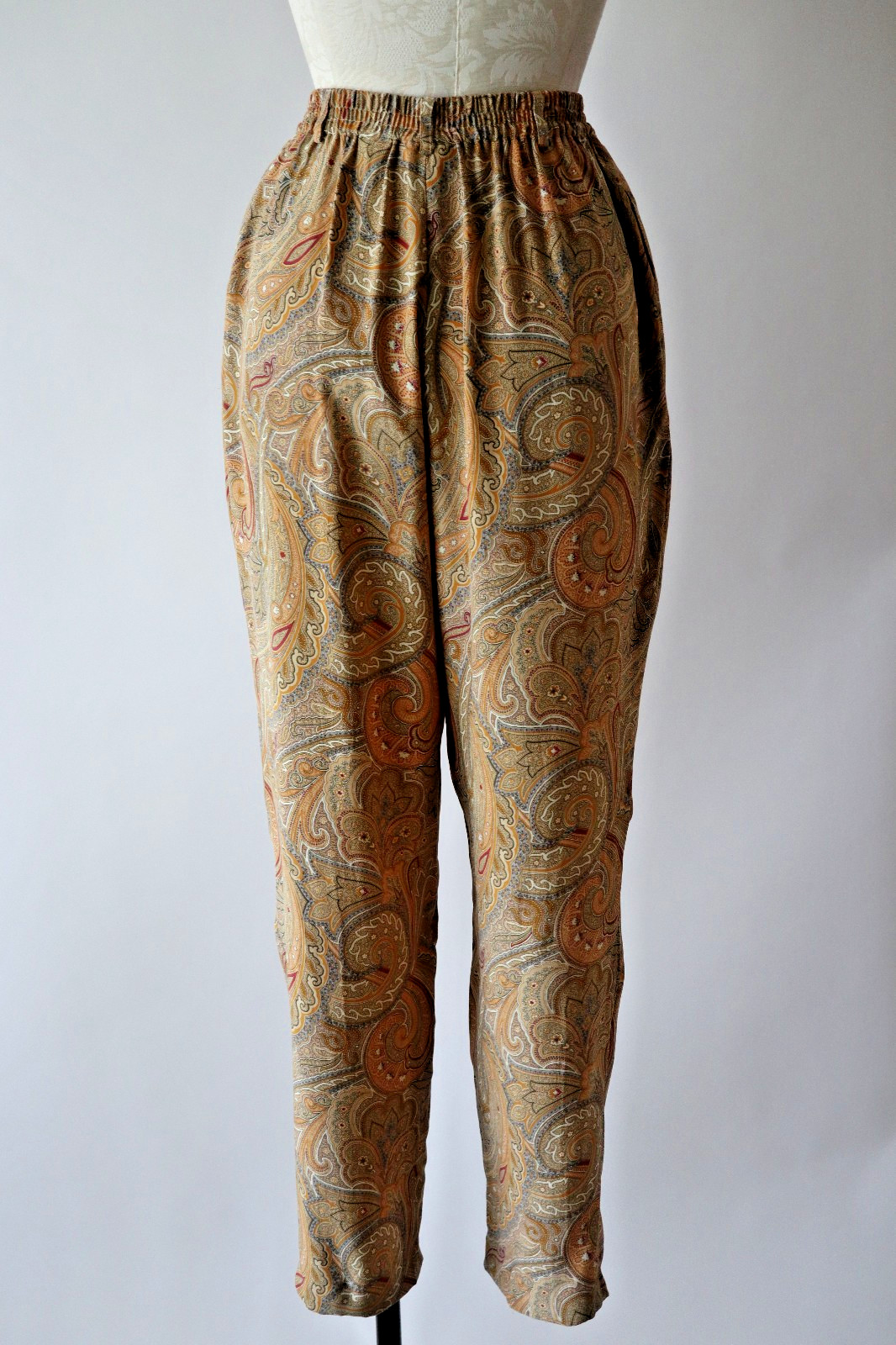 1990s Vintage Tan Beige Paisley Silk Minimalist Top Pants Two Piece Set Suit S M