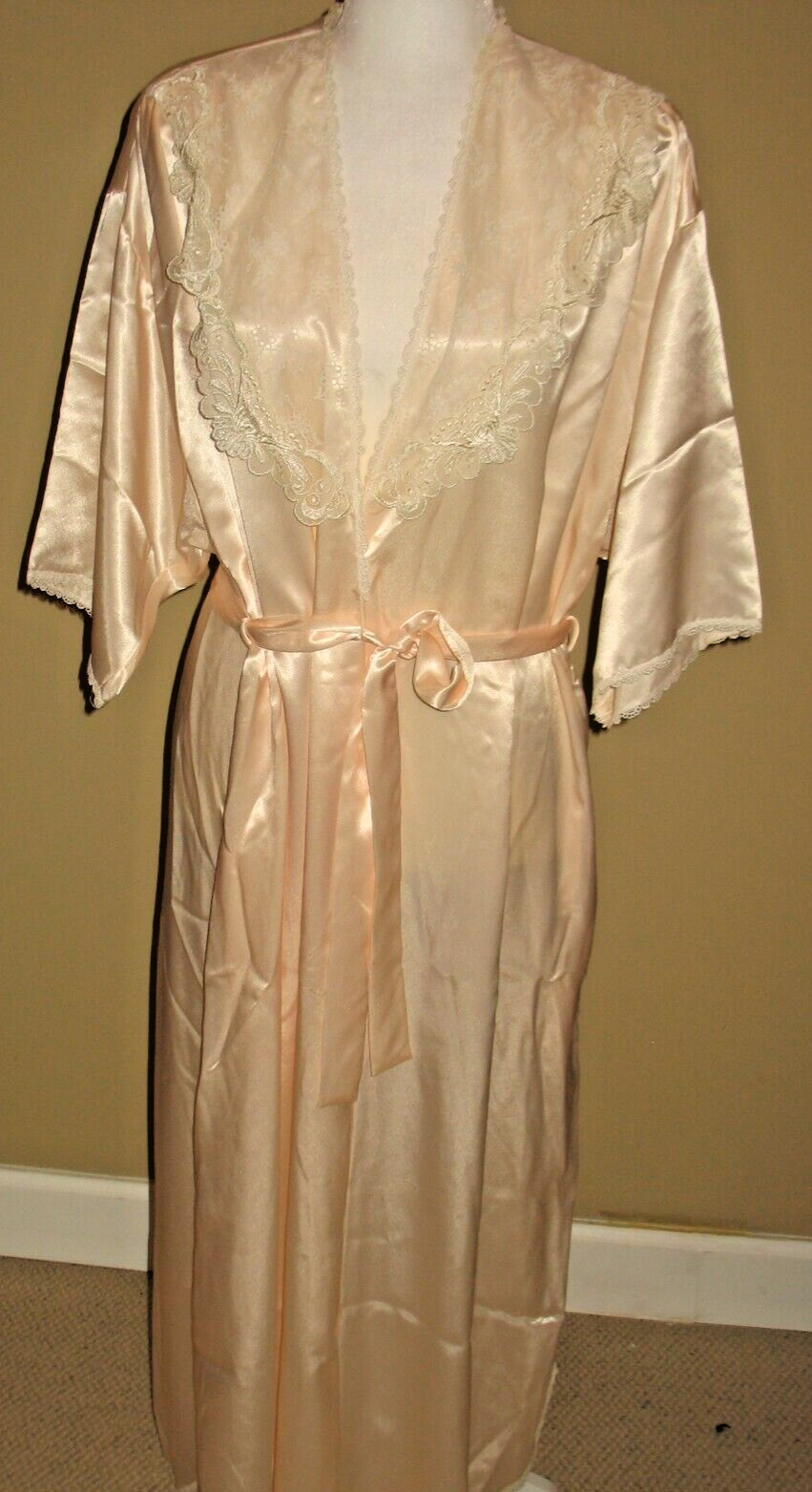 Vintage Carole Hochman Robe Medium Peach Color Chantilly Lace Silky USA 60’s