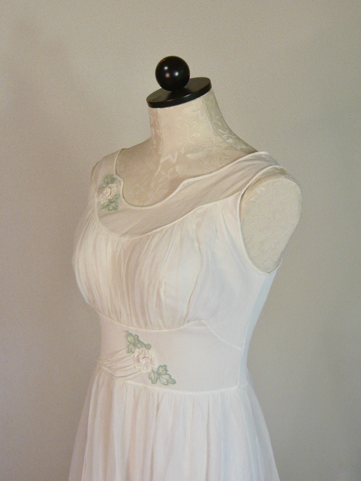 SHADOWLINE vintage early 60s ELEGANT white NYLON GOWN scallops appliques 34