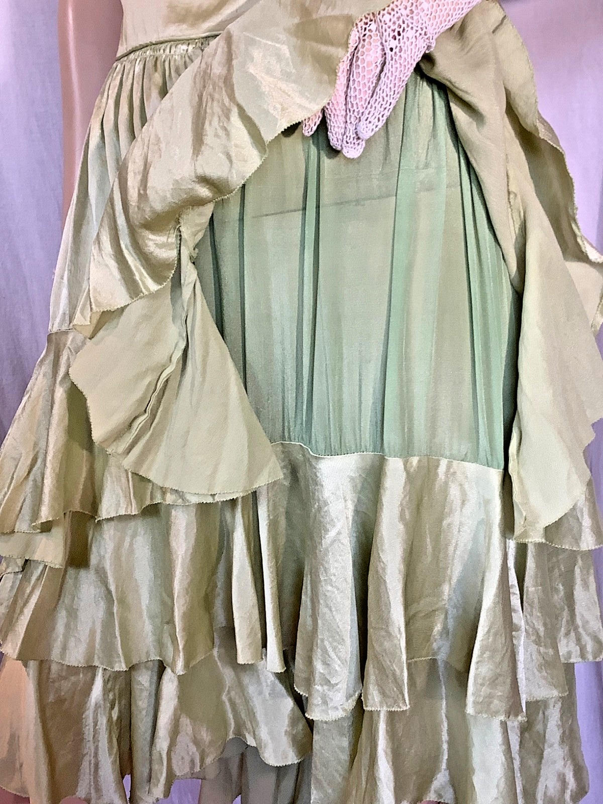 Vintage 1920s Flapper dress Green ruffled Satin silk Sleeveless XS ribbon trim