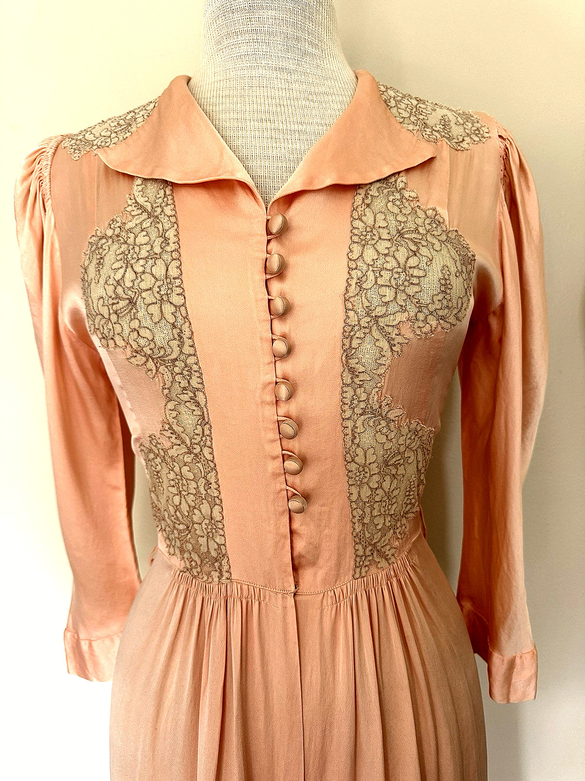 1930s FAMOUS-BARR Peachy Pink SILK NEGLIGEE Boudoir Robe Peignoir S Lace Trim
