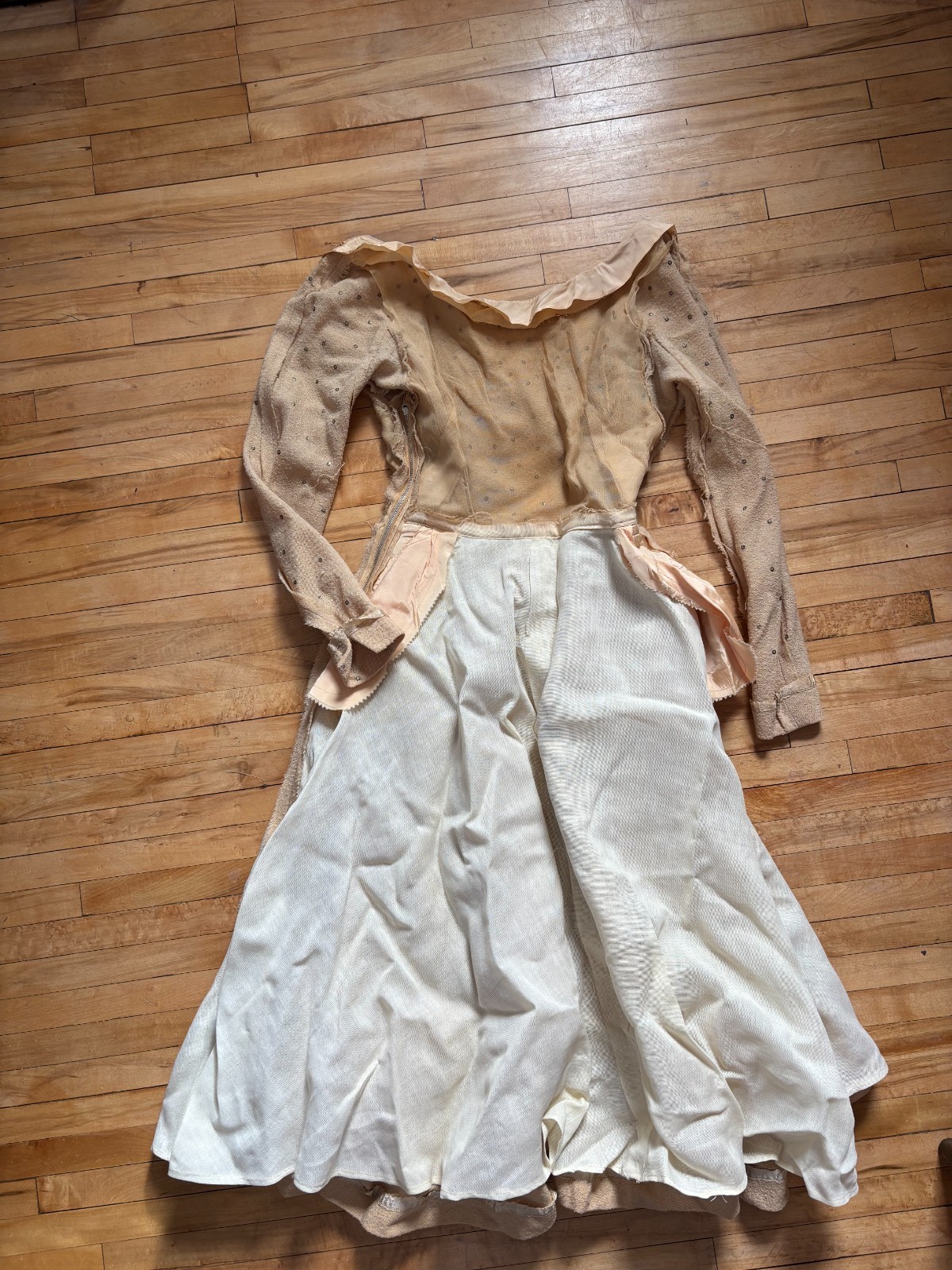 VTG 1950s BEIGE OYSTER WOOL CREPE DRESS WITH RHINESTONES 25″ WAIST