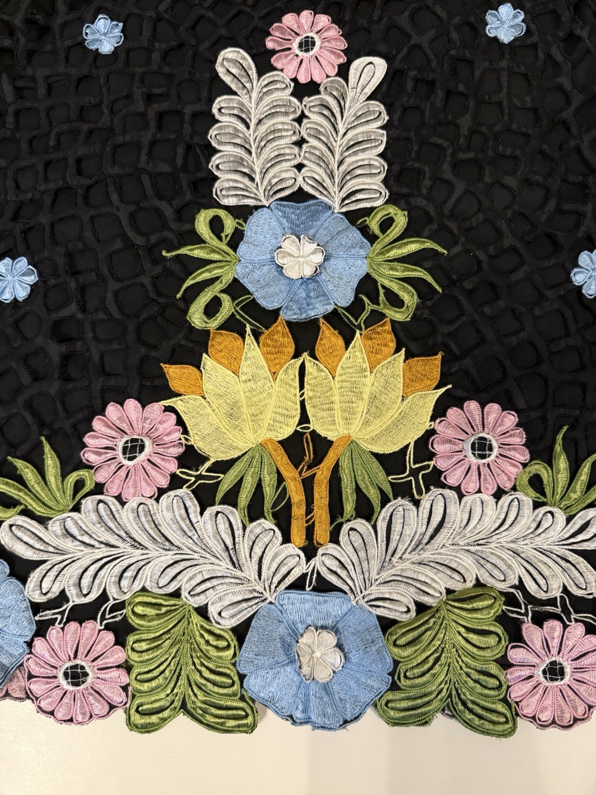 WOMENS ~EXQUISITE~ CARO HONOLULU BLACK EMBROIDERED FLOWER SHIRT TOP Sz M VINTAGE