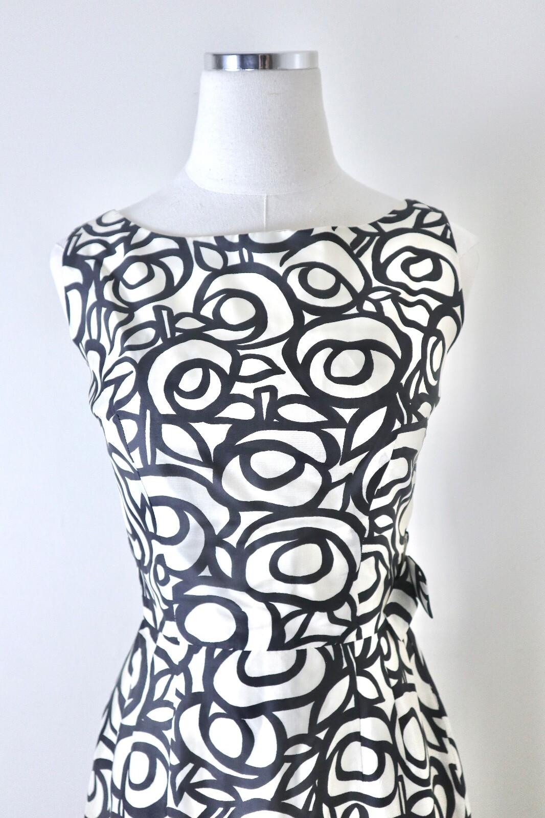 Vintage 1950s Size XXS Silk Low Back Sheath Dress Abstract Floral Novelty Print