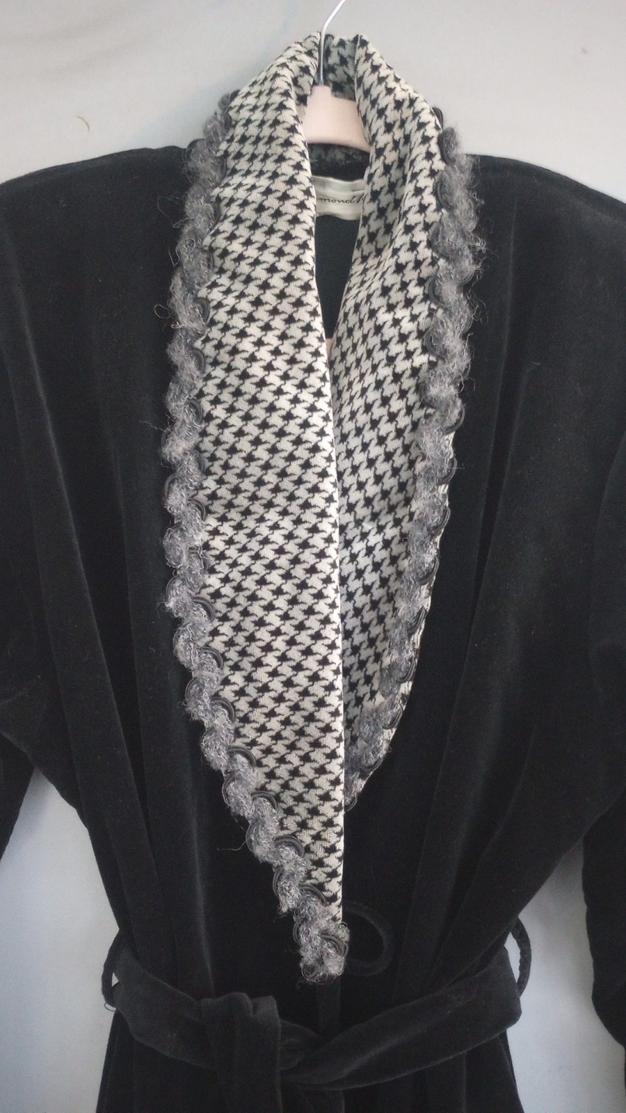 Diamond Tea Vtg Black and Houndstooth Velvet Robe Union Made Canada Gorgeous M