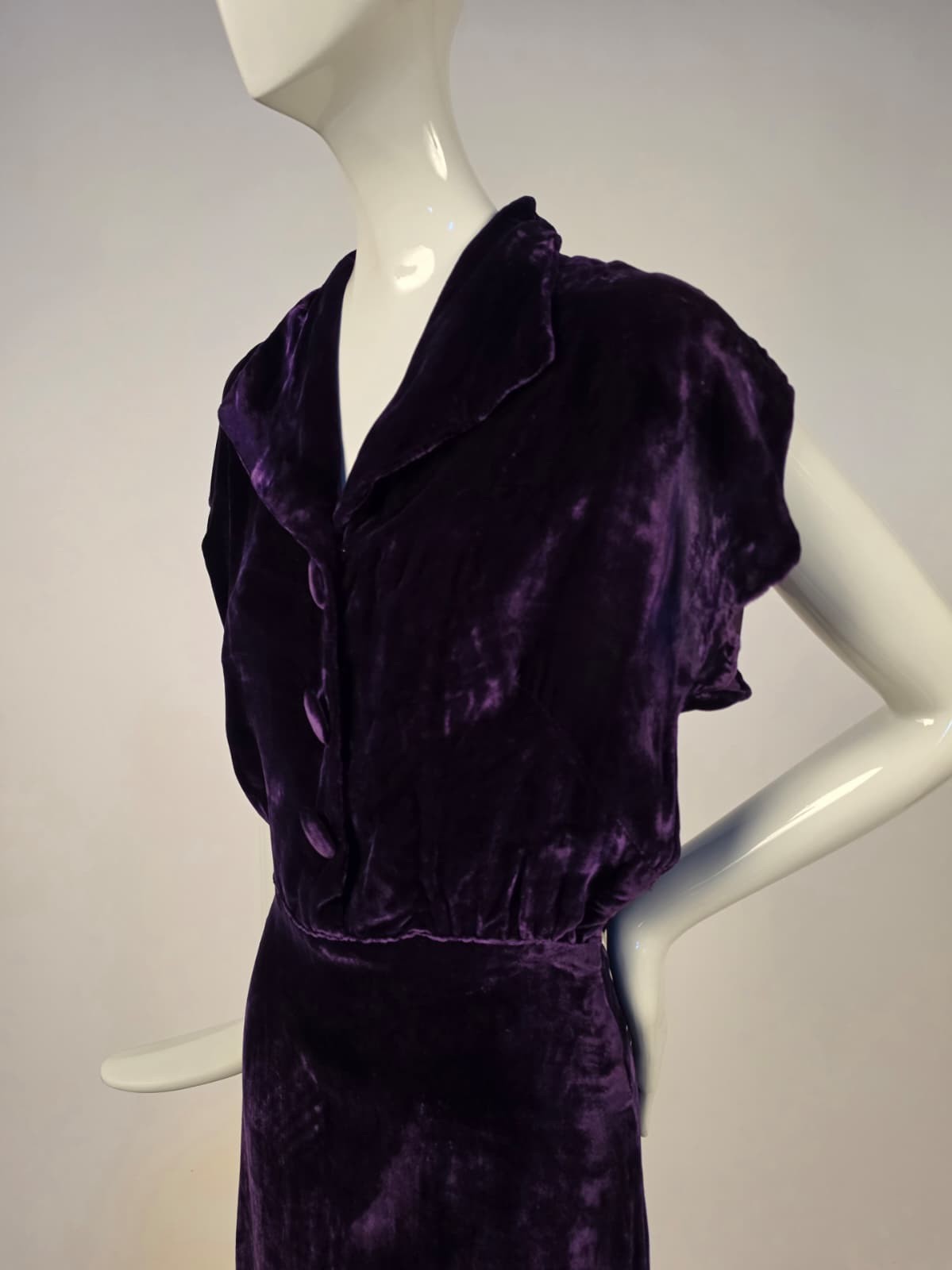 POSH PURPLE SILK VELVET 1930’S LONG DRESS W SLIT BACK + BUTTON TRIM FRONT