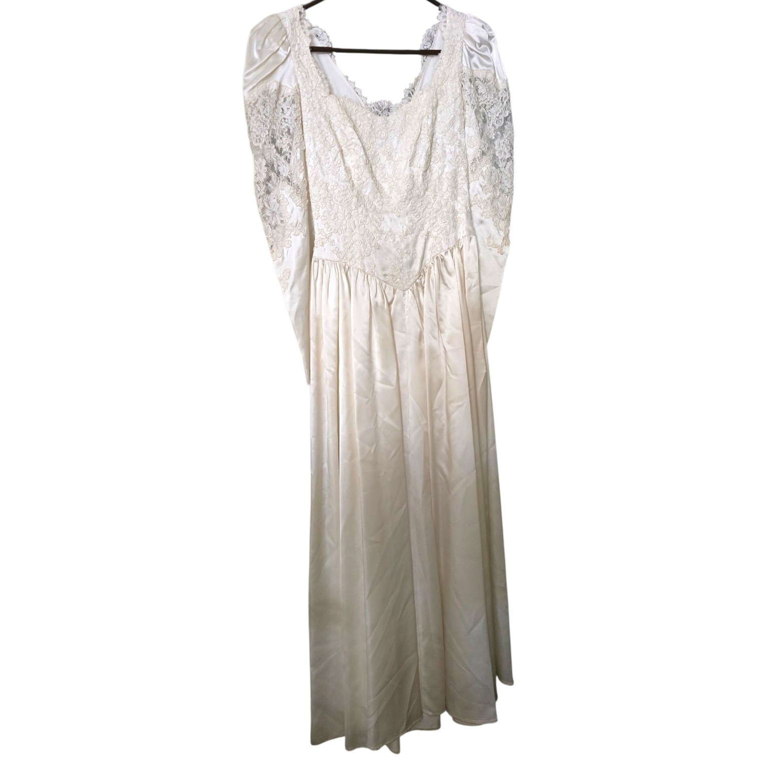 Vintage 1980s Satin & Lace Wedding Dress with Detachable Bow / Ruffle Back