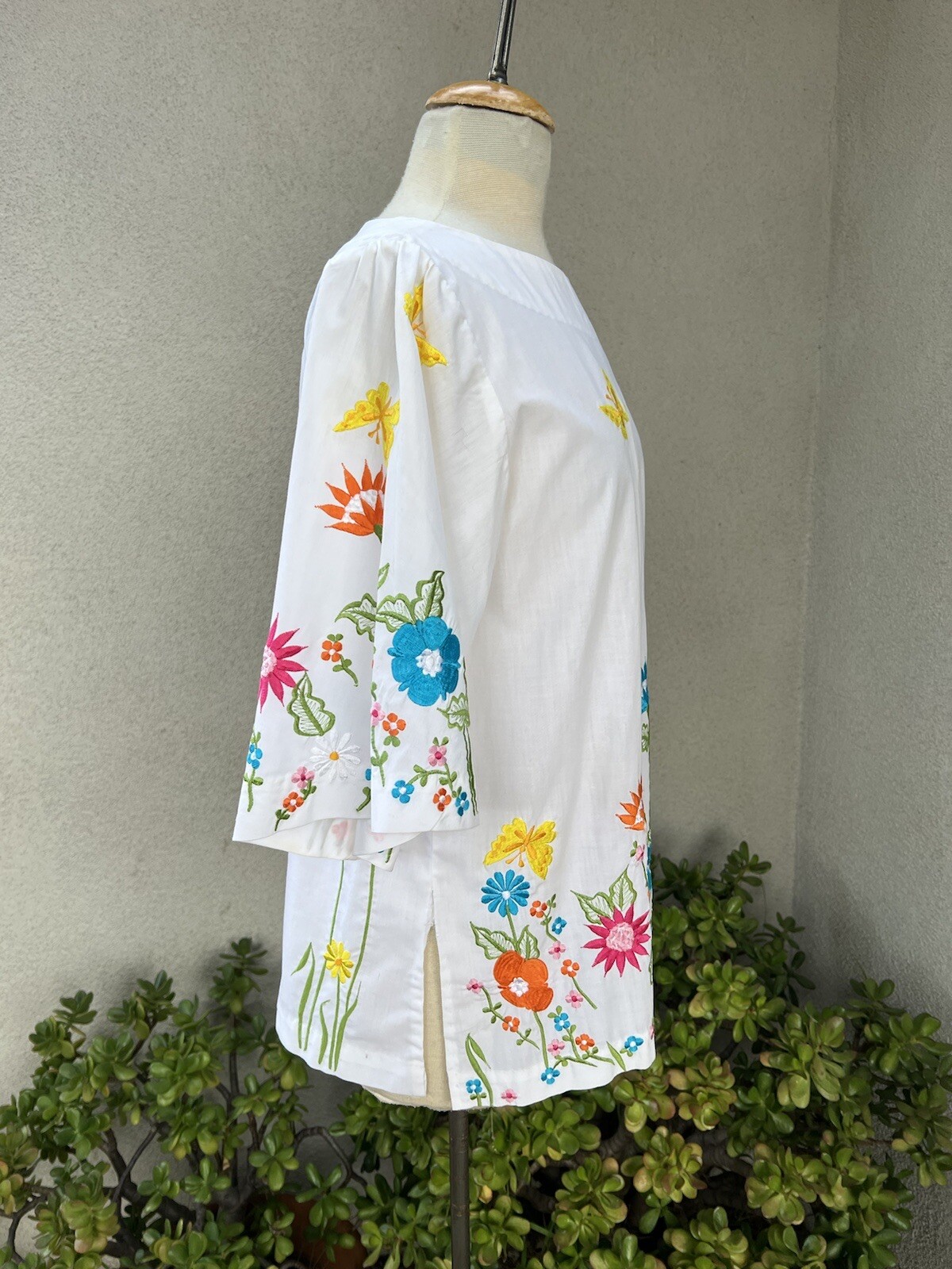Vtg Boho Top Chuchi embroidered Colorful floral white Size Small