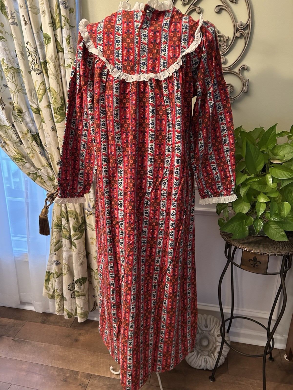 Women’s Vintage 100% Flannel Nightgown Integral Medium Ruffle Salzburg Style WOW