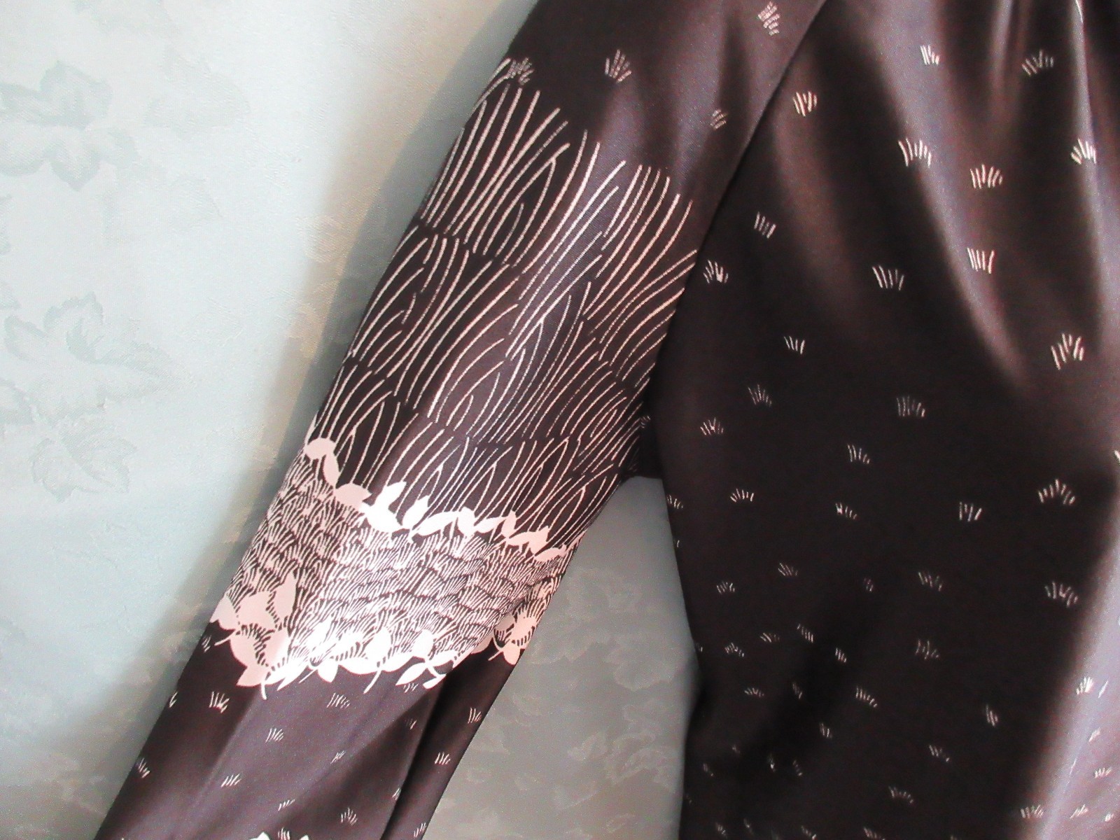 VTG 70’s Lady Arrow Blouse Size Large B&W Print