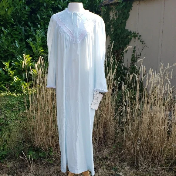 Vintage Made USA Barbizon Cuddleskin Nightie Lace Trim Nightgown Size Med NWT