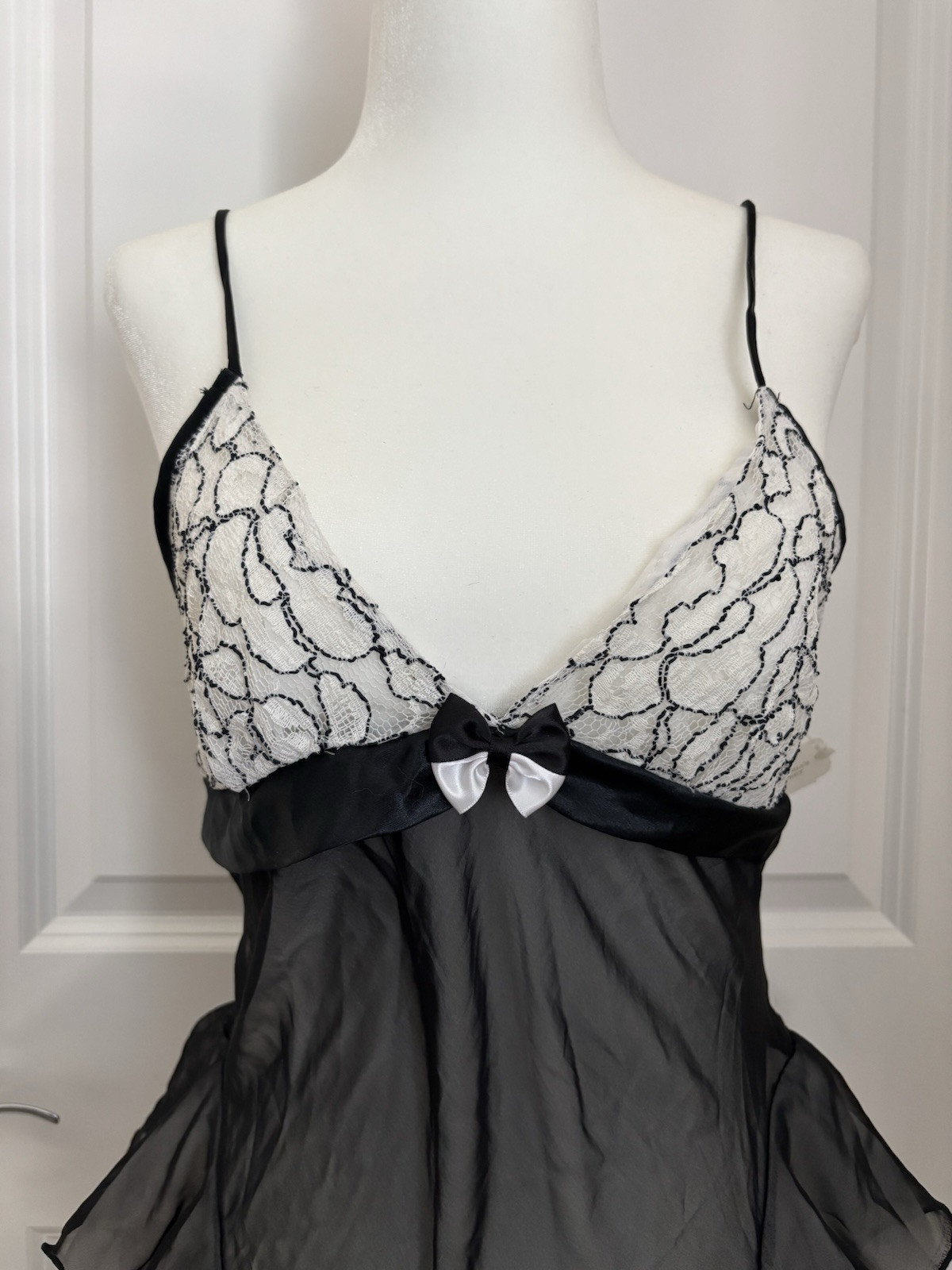 NWT VICTORIA’S SECRET GOLD LABEL FLORAL LACE AND MESH BODY SUIT SLIP