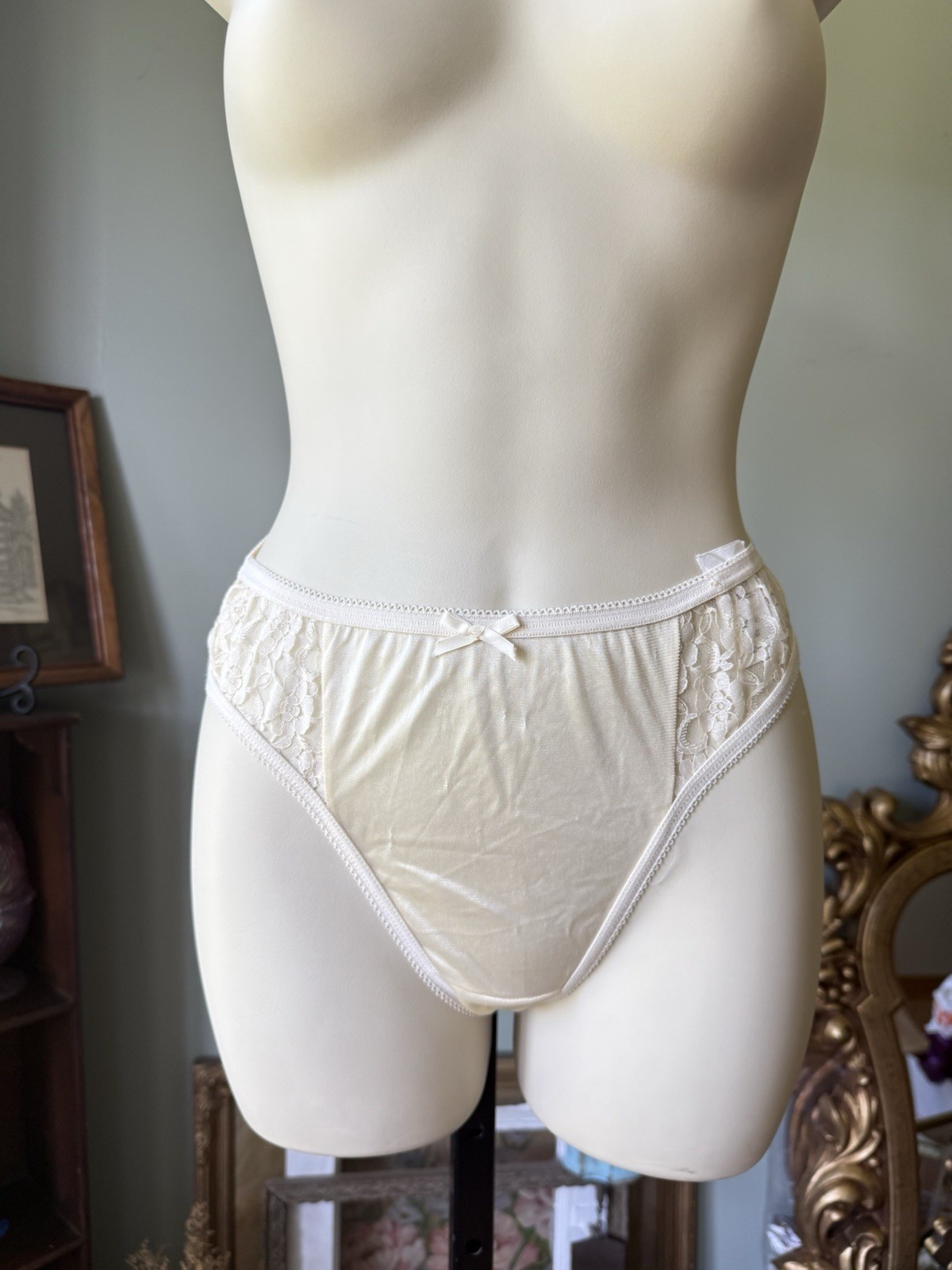 VINTAGE 90s Y2K COMMOTION NYLON & LACE BEIGE PANTY SIZE 6 NOS HIGH CUT