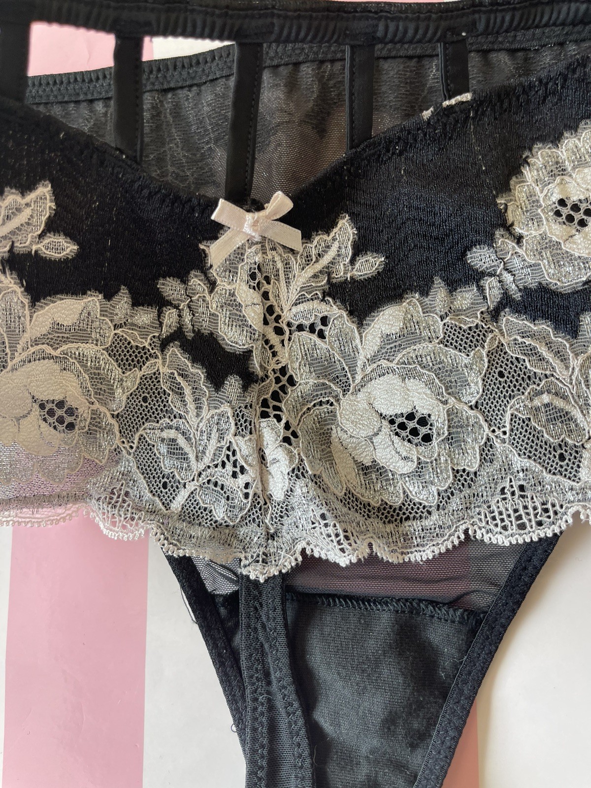 NWT VTG 2014 Victoria’s Secret Cheeky Thong, Floral Lace – Black/Cream Large