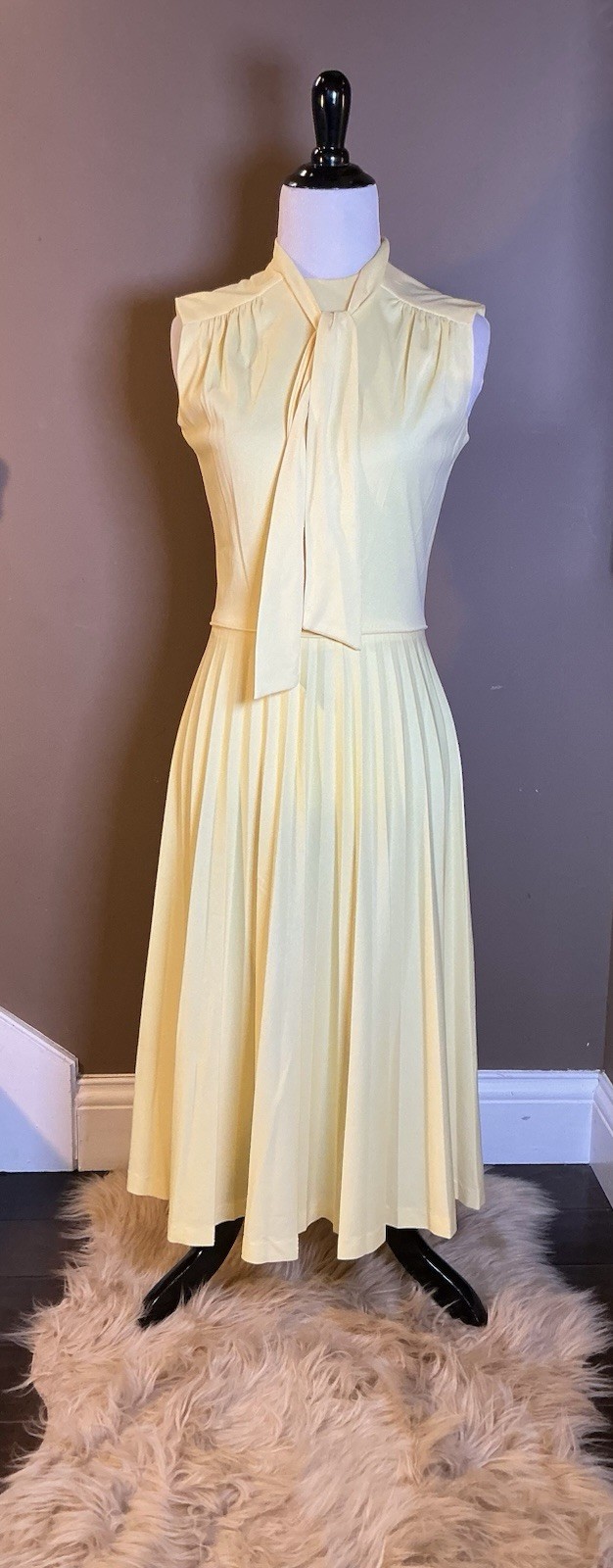 Vintage 60s70s Pastel Yellow Sleeveless Midi Pleated Dress Mock Neck Tie Scarf 8