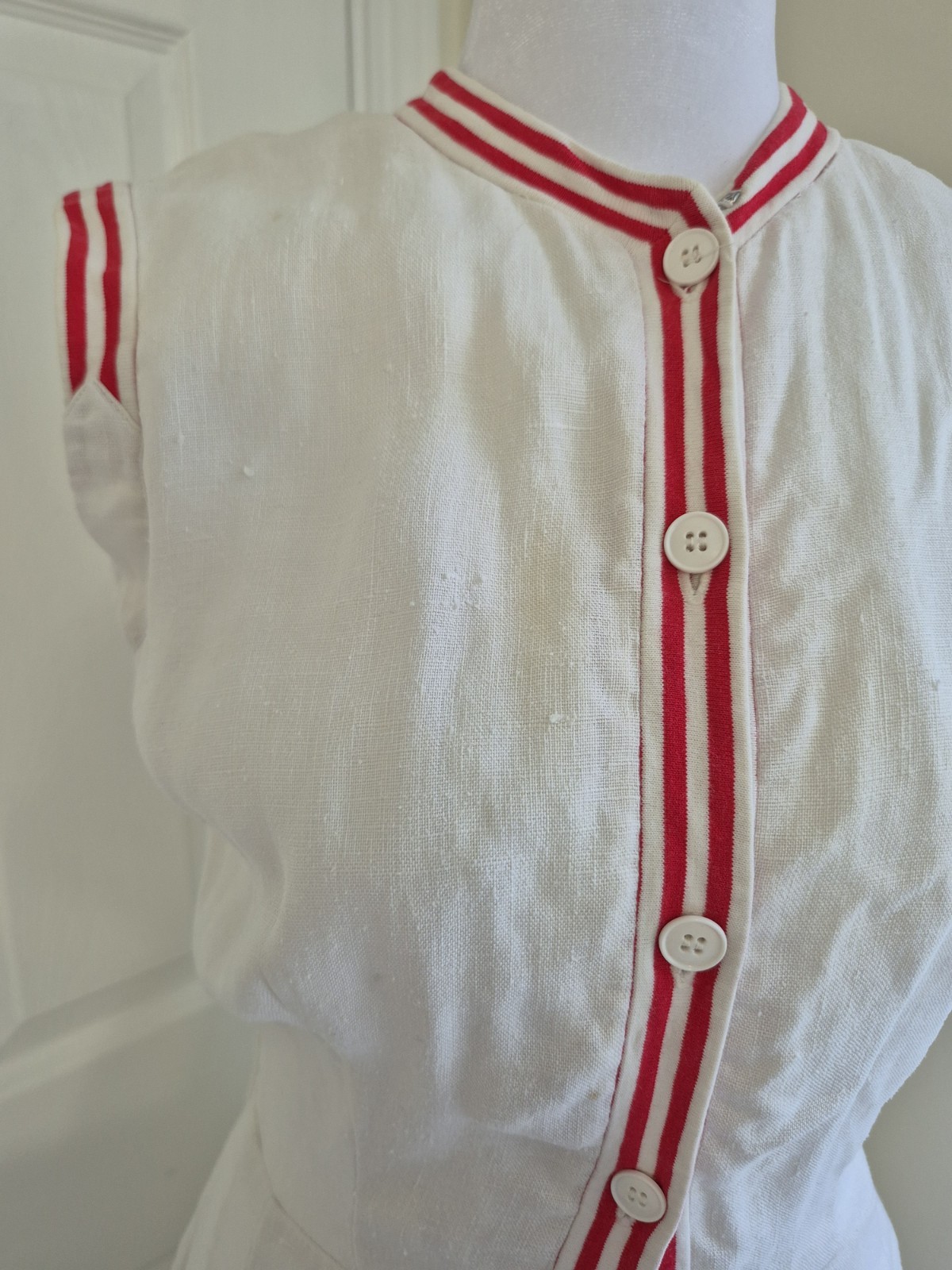 Vintage 40s / 50s White Linen Day Dress – Red Piping Trim & Button-Front – XS/S