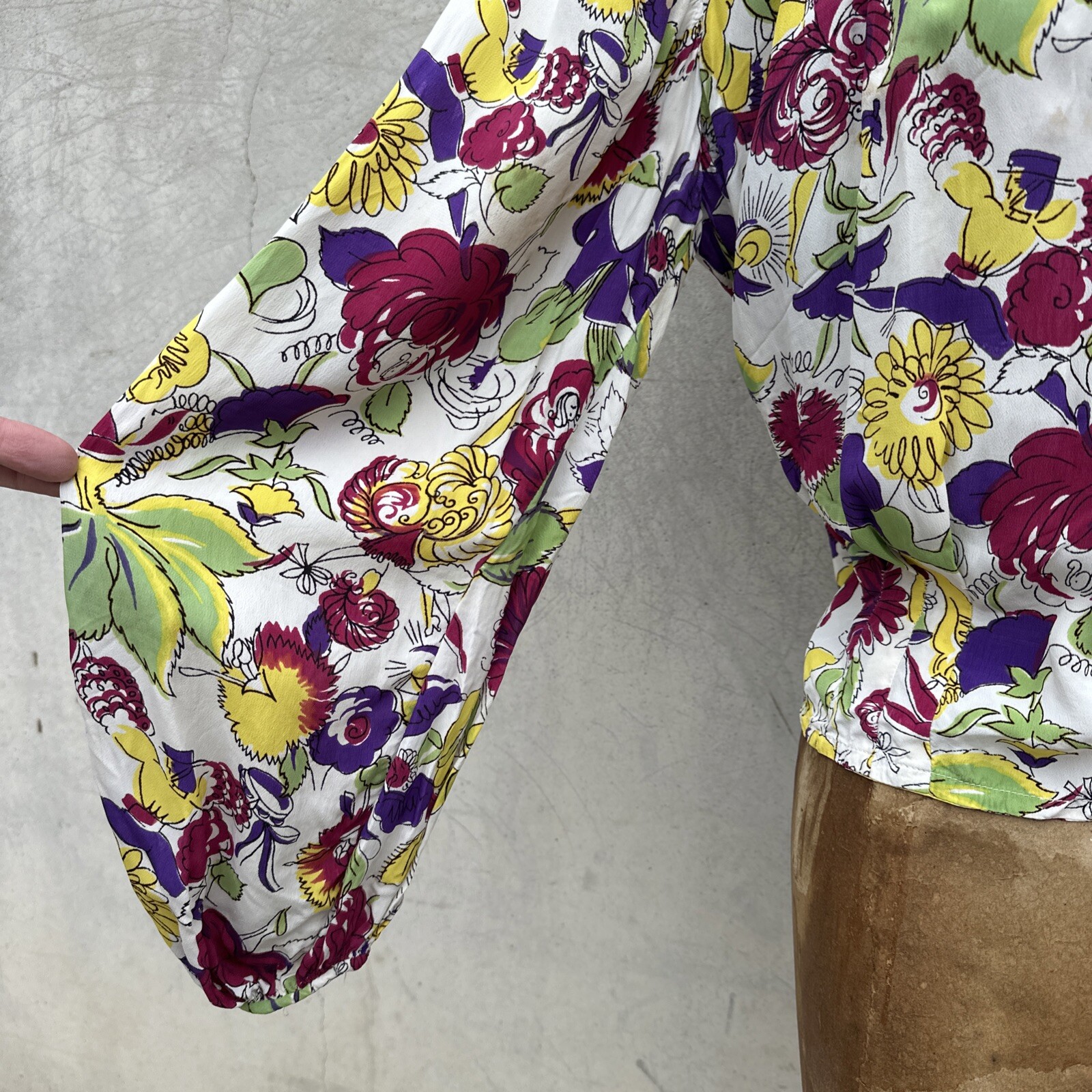 Vintage 1940s Anthropomorphic Floral Novelty Print Blouse Crepe Top Deco Shirt