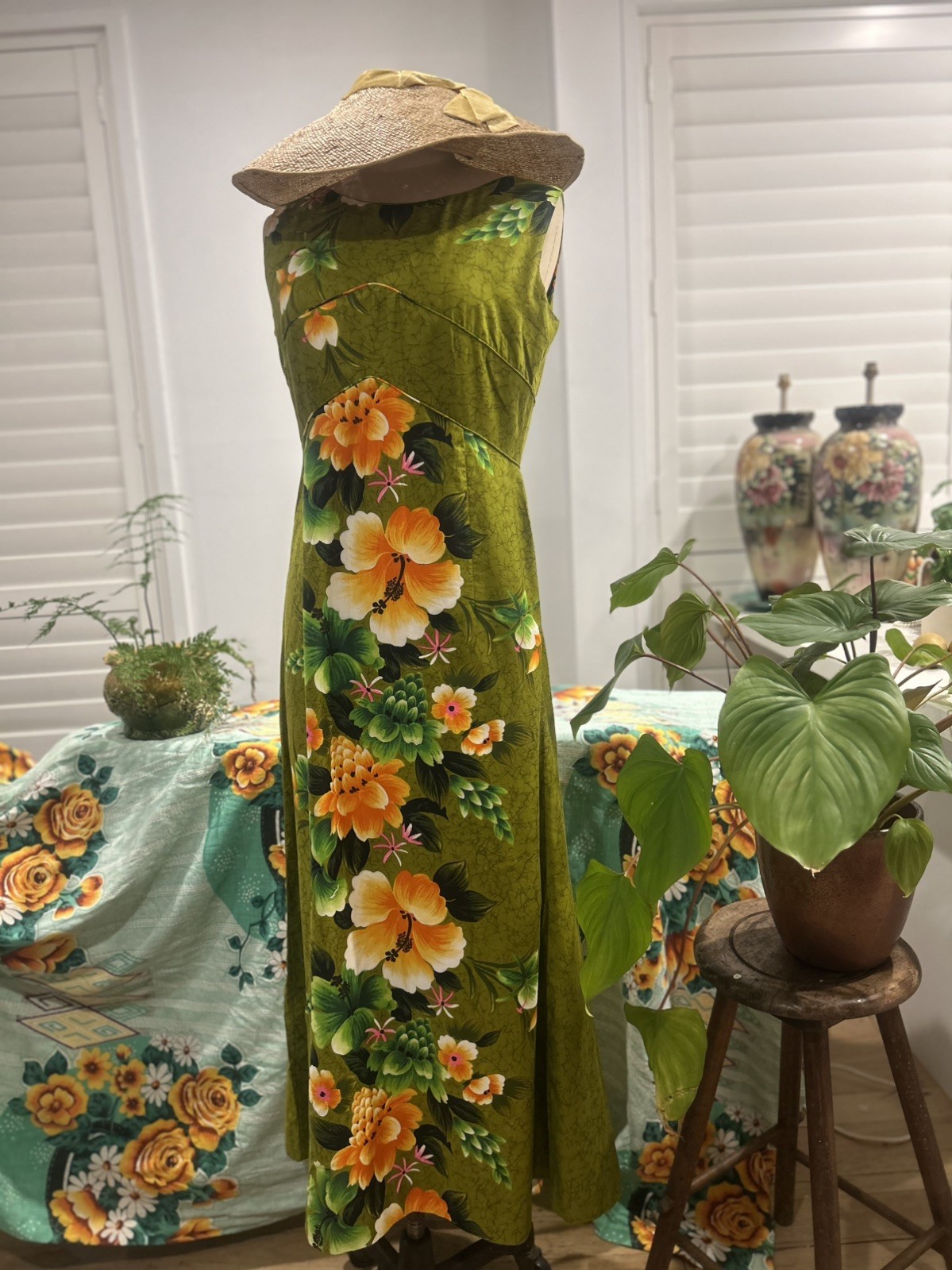 Vintage 1960/ 70s genuine Hawaiin Exotic Tropical Print Sleeveless long DressM