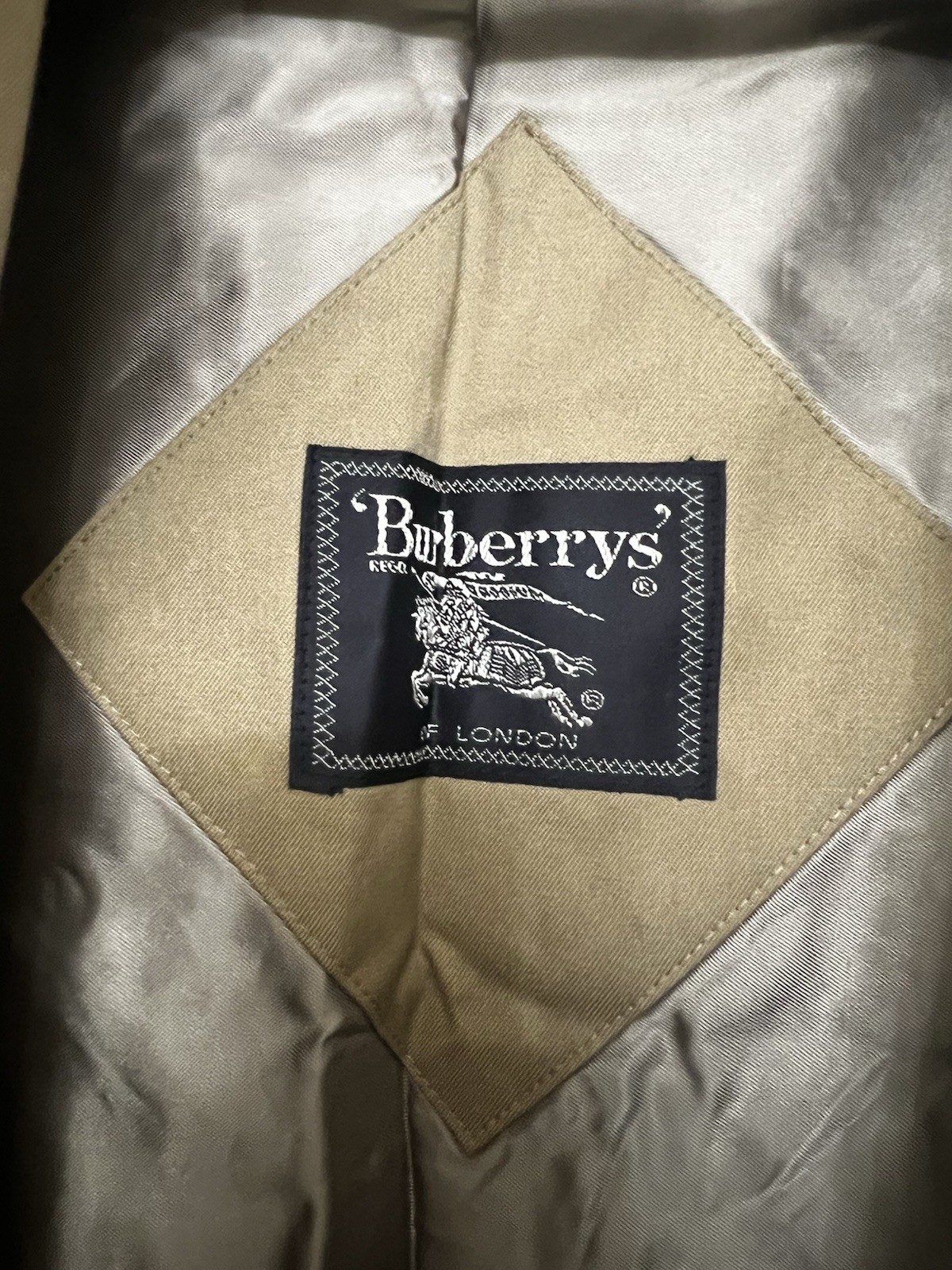 vintage Burberrys of London trench coat with NovaCheck liningexcellentcondition