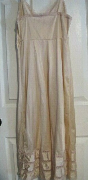 Women’s Vintage Full Slip, Medium (36), Flesh-tone