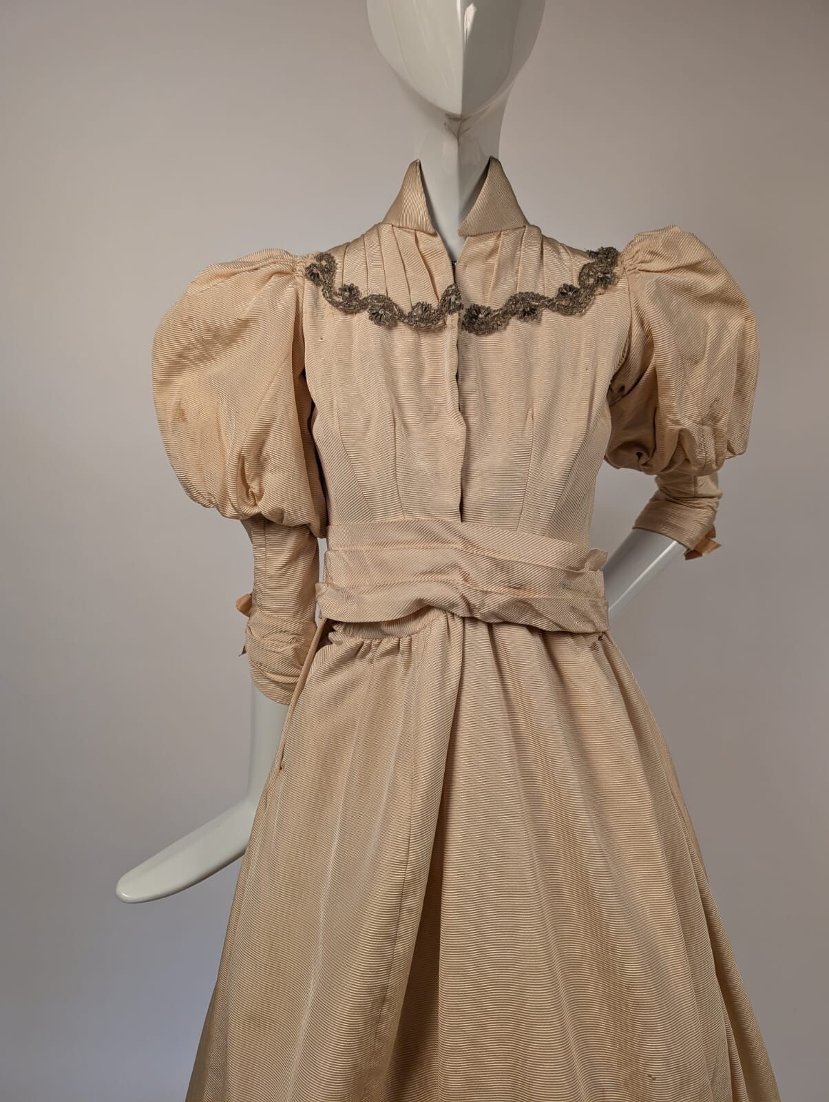 VICTORIAN 19TH C IVORY SILK FAILLE BUSTLE DRESS W PUFF SLEEVES + WATTEAU REAR