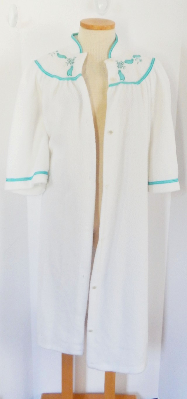 Vtg Sears Carriage Court Robe or Housecoat Embroidery Detail Size L 16/18 NWT
