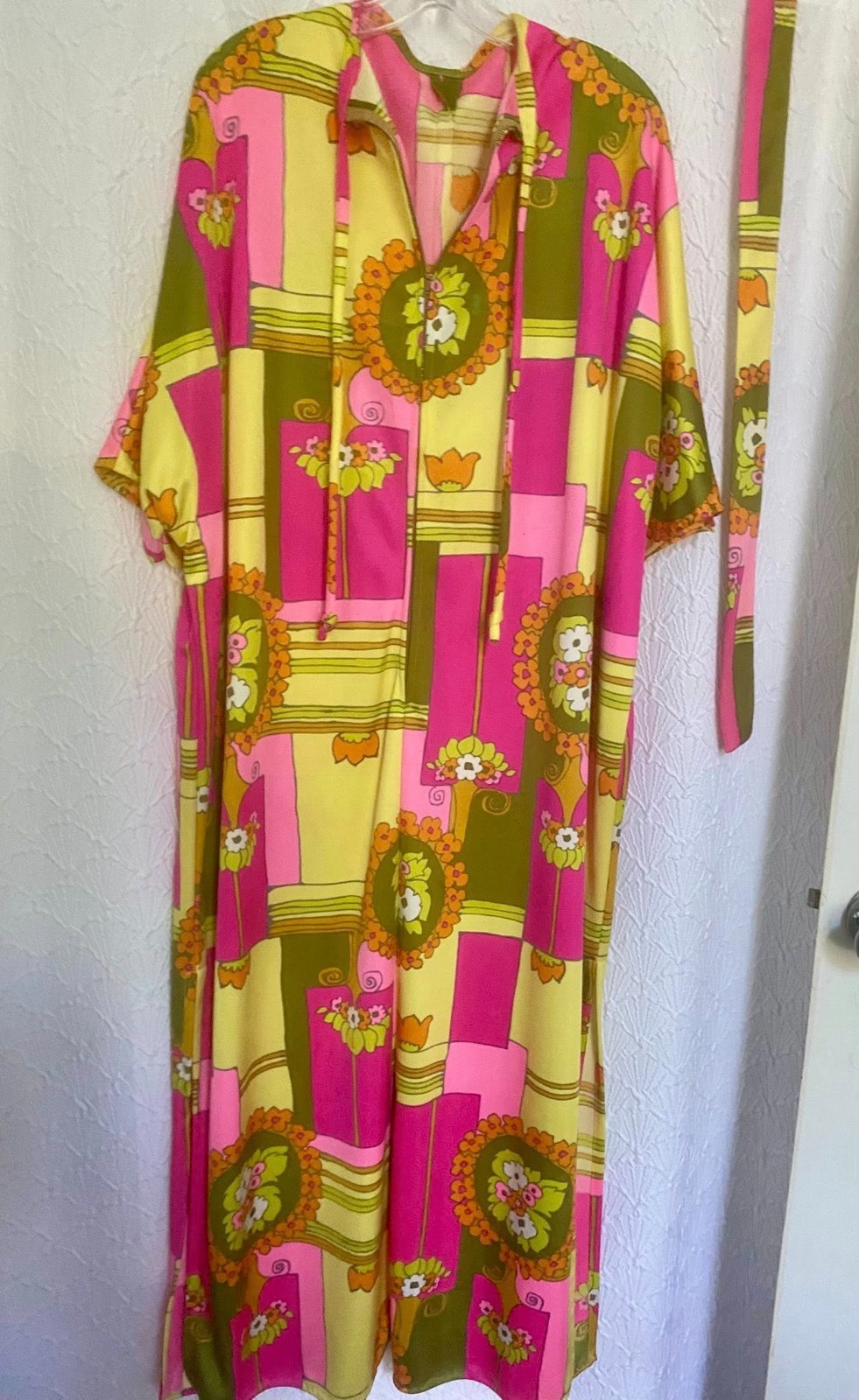 VINTAGE CAFTAN 70’S – MOD POLYESTER PRINT WITH NECK TIE, BELT/HEADBAND
