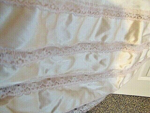 Women’s Vintage Full Slip, Medium (36), Flesh-tone