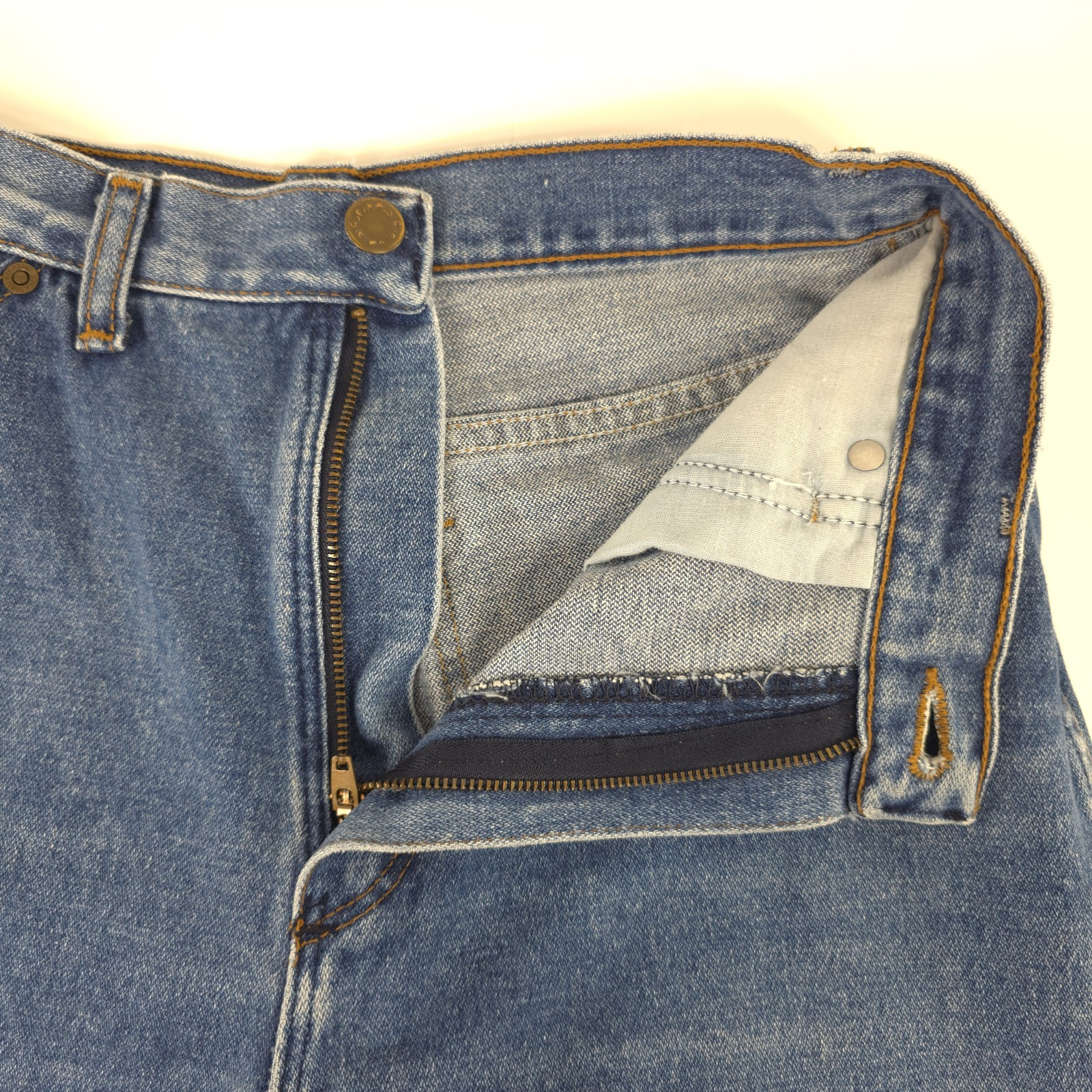 VINTAGE WRANGLER WOMEN’S JEANS SIZE 10 AVERAGE MEASUREMENTS 27×32 *100% COTTON*