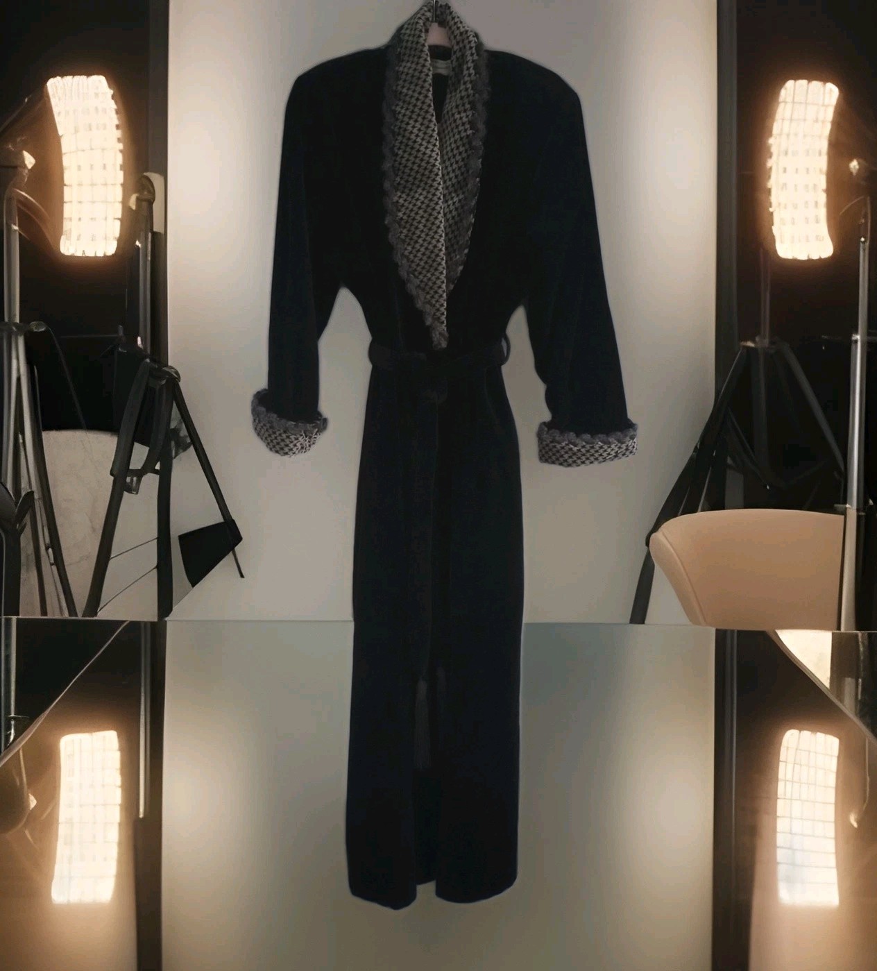 Diamond Tea Vtg Black and Houndstooth Velvet Robe Union Made Canada Gorgeous M