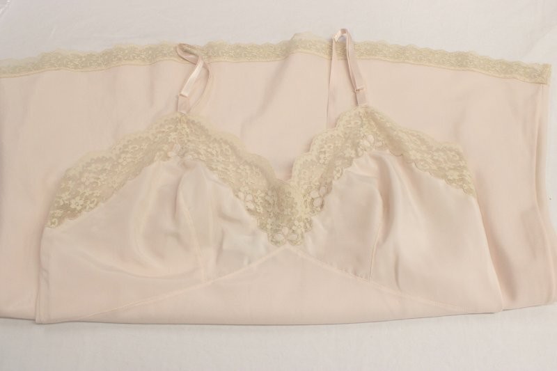 VTG Neiman Marcus Full Slip size 38 Beige Pink Wide Lace Trim Pinup Moulin Rouge