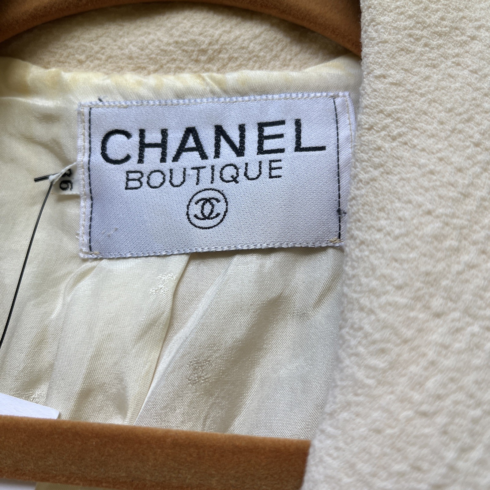 Chanel Vintage Spring 1989 White Wool Crepe Jacket 36 Chain Gold CC Buttons 36