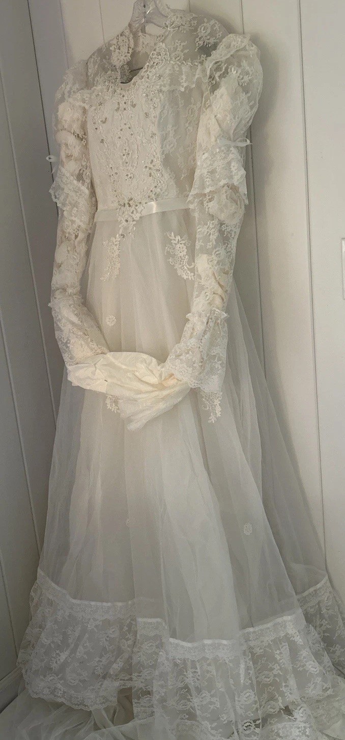 Wedding dress vintage 16 fits M L 8 Lace Long Sleeve beaded ribbon tulle skirt