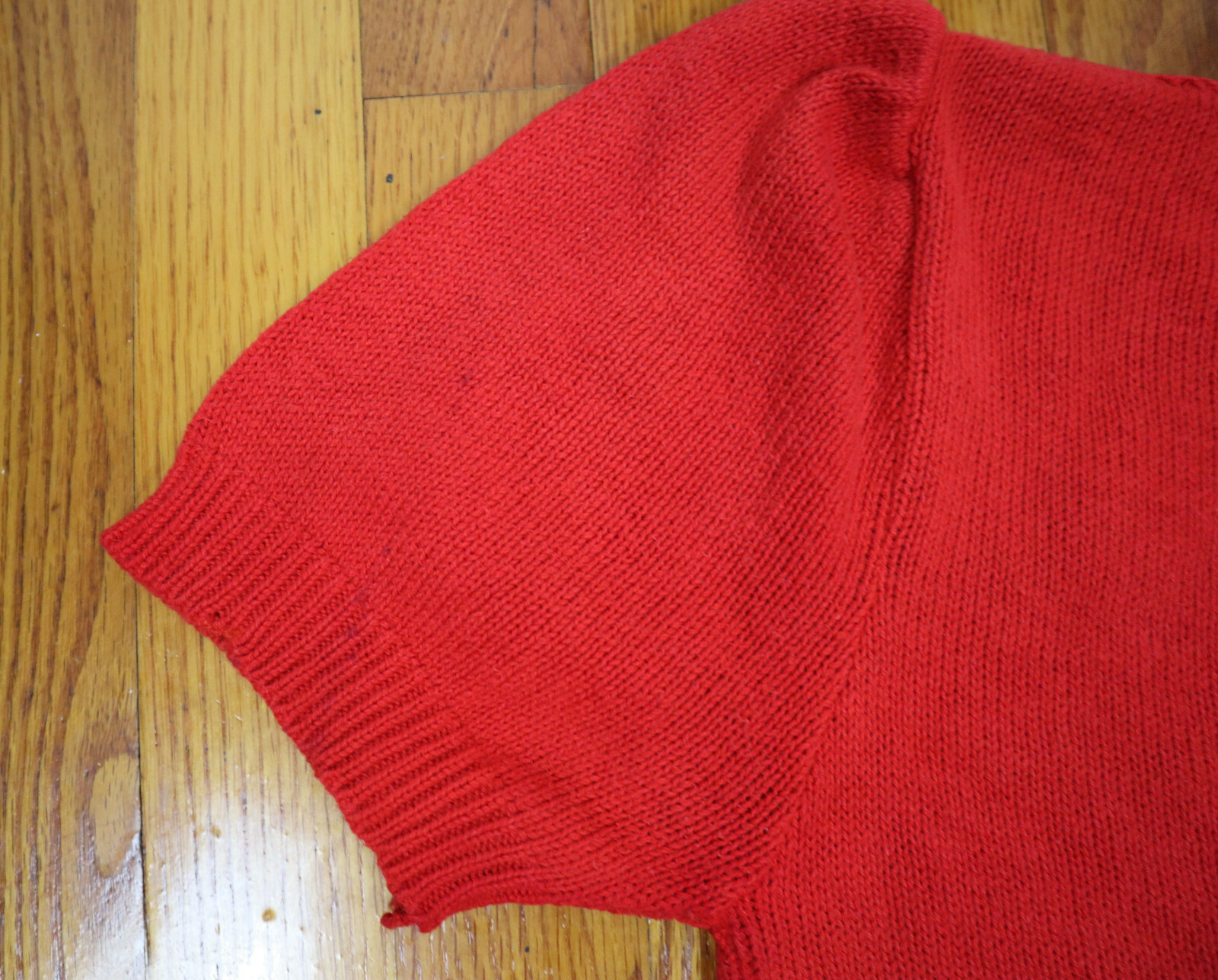 VINTAGE WOMEN’S SHORT SLEEVE SWEATER – RED – ROBERT SCOTT LTD – SIZE L