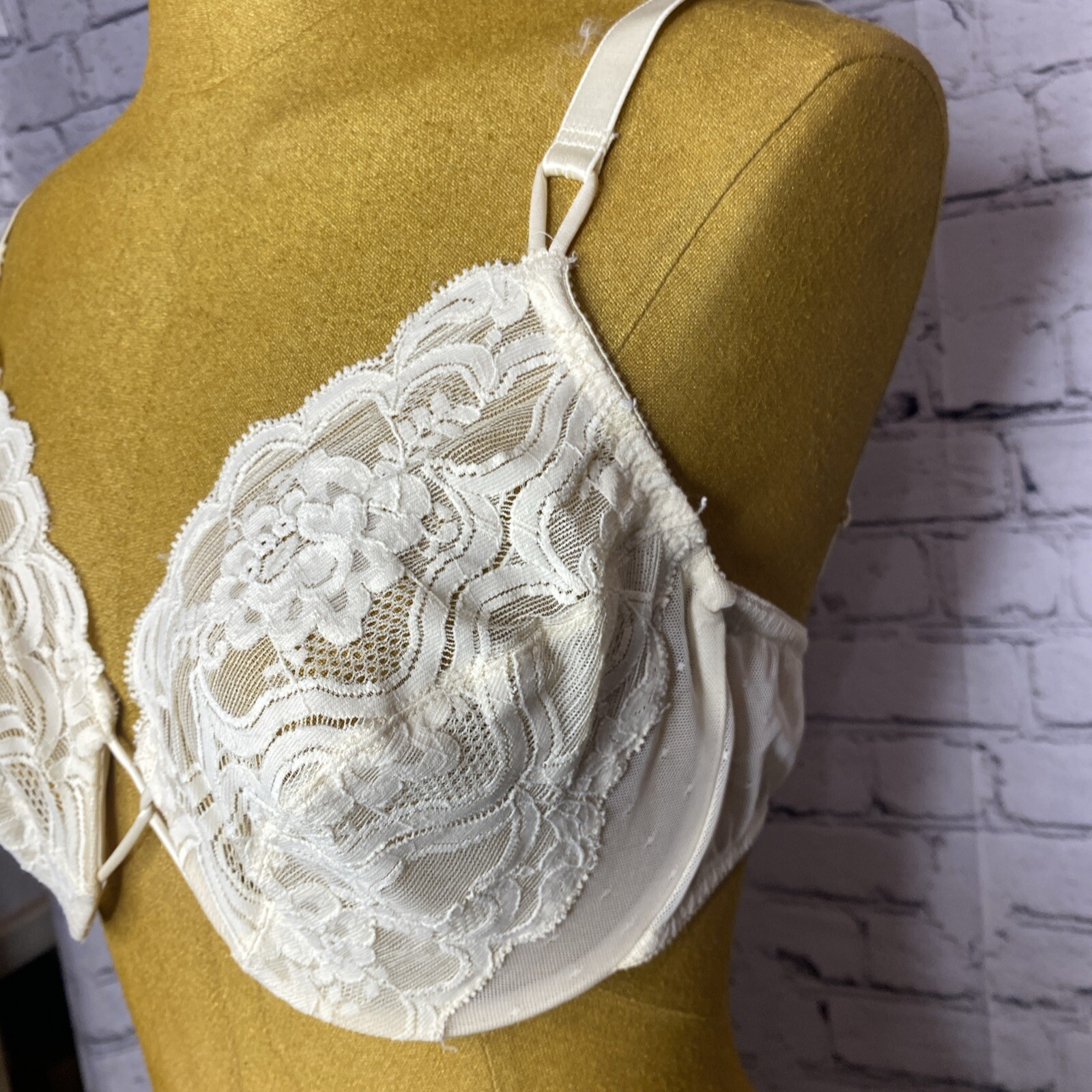 Vintage Vanity Fair Nylon Lace Unlined Bra Size 34D Ivory Underwired Fem 75-075
