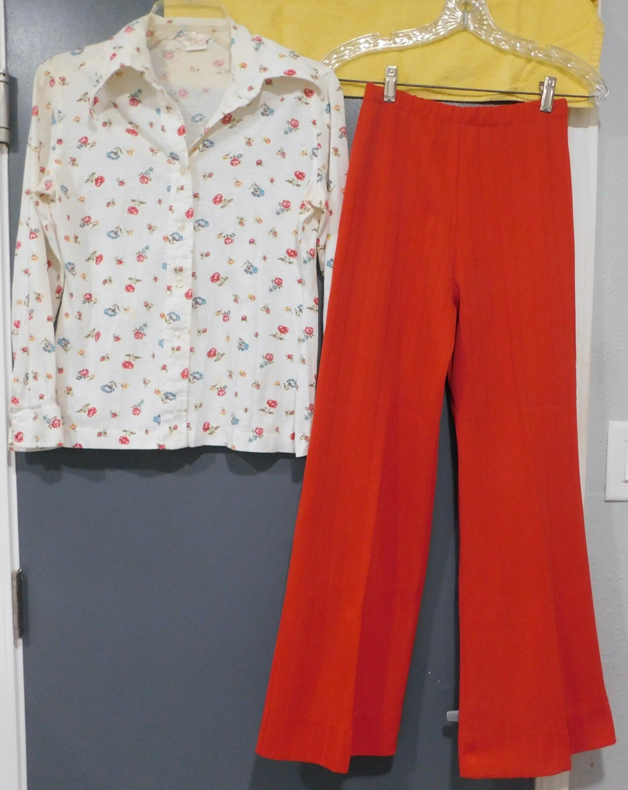 VTG 60s 70’s BELL BOTTOM PANTS TEXTURE POLY W FLOWER TOP OUTFIT SET WOMENS S /M